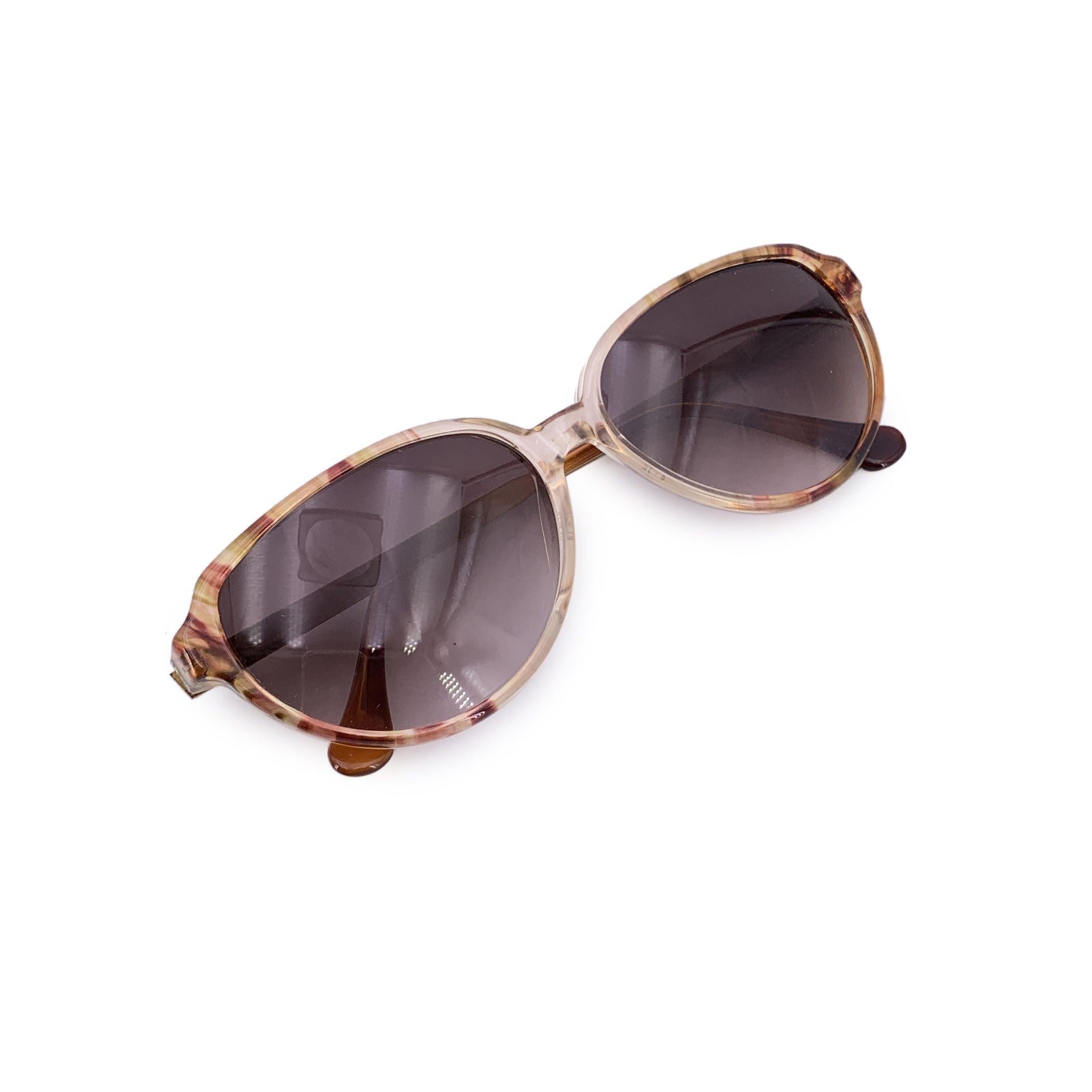 Trasmetti l'eleganza feroce degli anni '80 con questi occhiali da sole vintage Gucci GG 2186, un modello sorprendente che cattura l'amore dell'epoca per le silhouette audaci e la sicurezza glamour. Con una montatura cat-eye sottilmente svasata e una