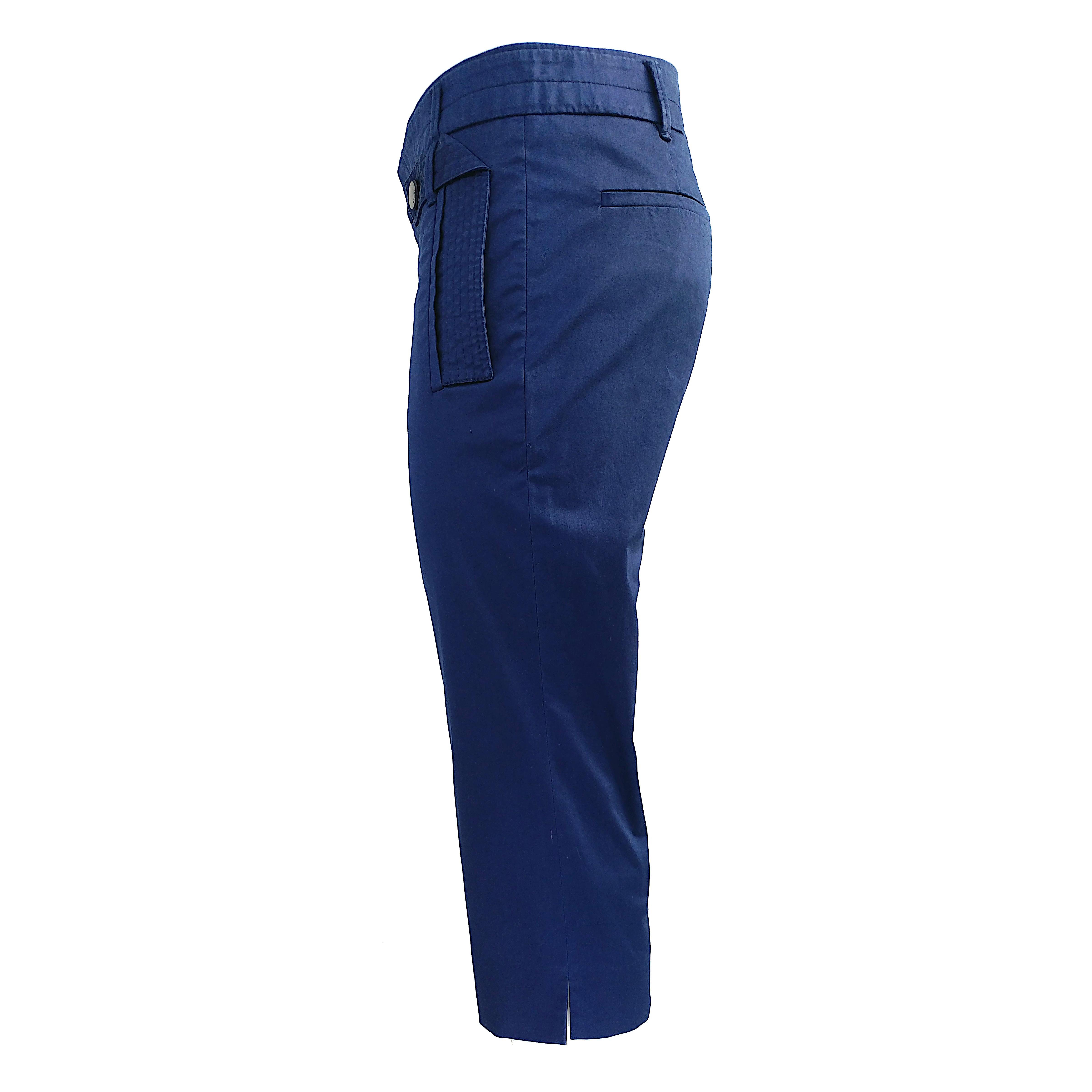 Voici ce pantalon Capri de Gucci, un mélange élégant de confort et de sophistication. Fabrice en coton extensible dans une teinte bleu cobalt vibrante, ces capris 3/4 sont un ajout chic à votre garde-robe. Le tissu extensible assure une coupe