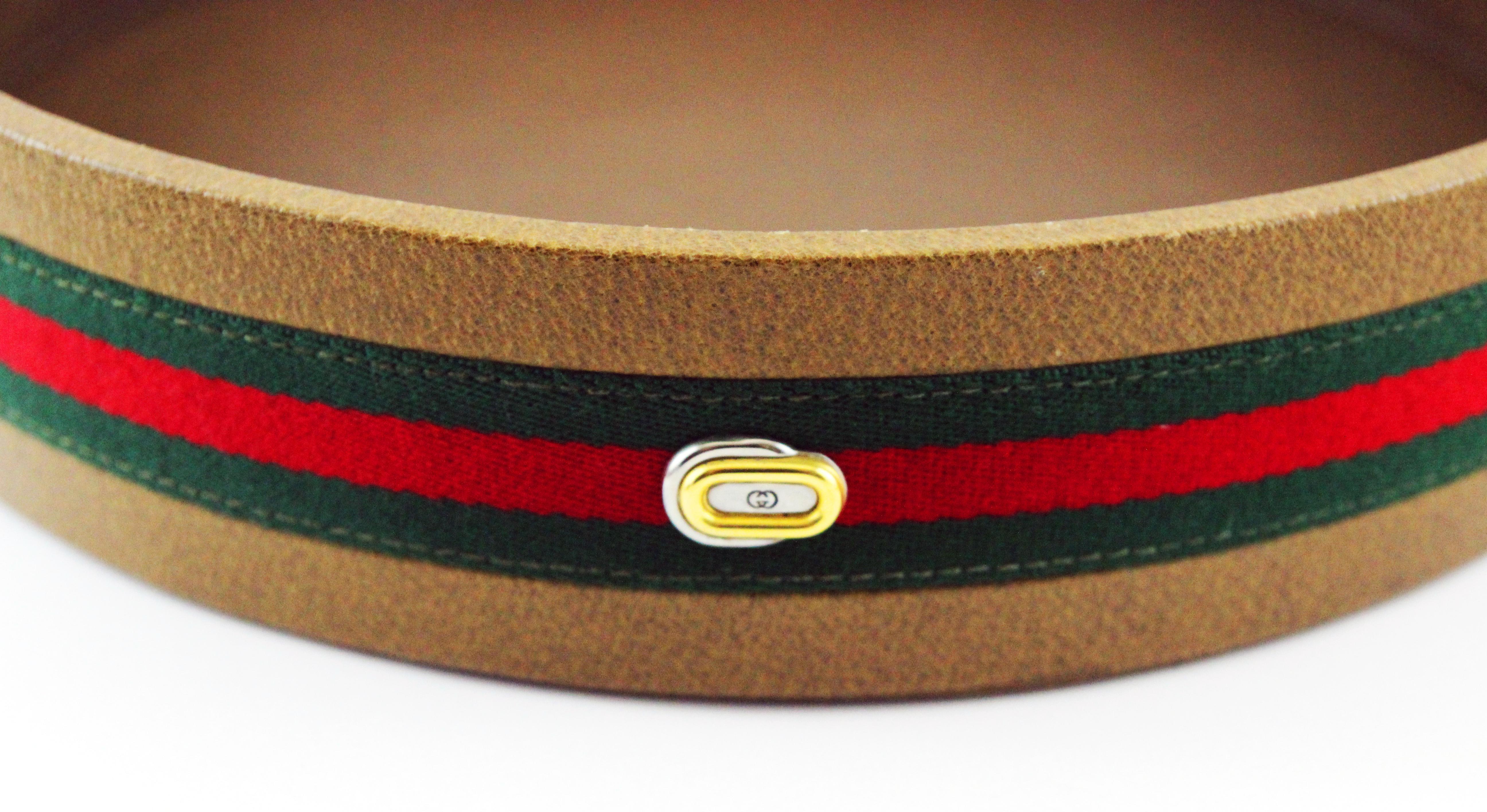 A lot of fun and exciting evening with this rare Gucci Poker Game of the 1970s
Made of leather, striped green and red fabric.

Marked: Gucci Made in Italy

Size: diameter 33 cm -13 in, high: 6 cm - 2.3 in

Excellent vintage condition.

