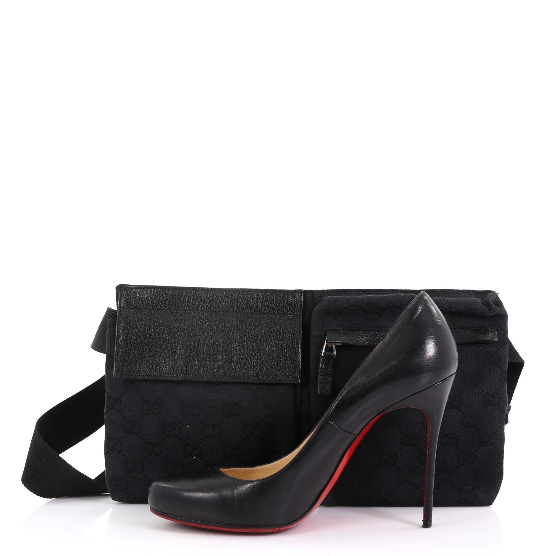 Diese Gucci Vintage Double Belt Bag GG Canvas aus schwarzem GG Canvas und schwarzem Leder verfügt über einen verstellbaren Textilriemen, Reißverschluß- und Druckknopftaschen auf der Vorderseite sowie rotmetallfarbene Beschläge. Der Reißverschluss