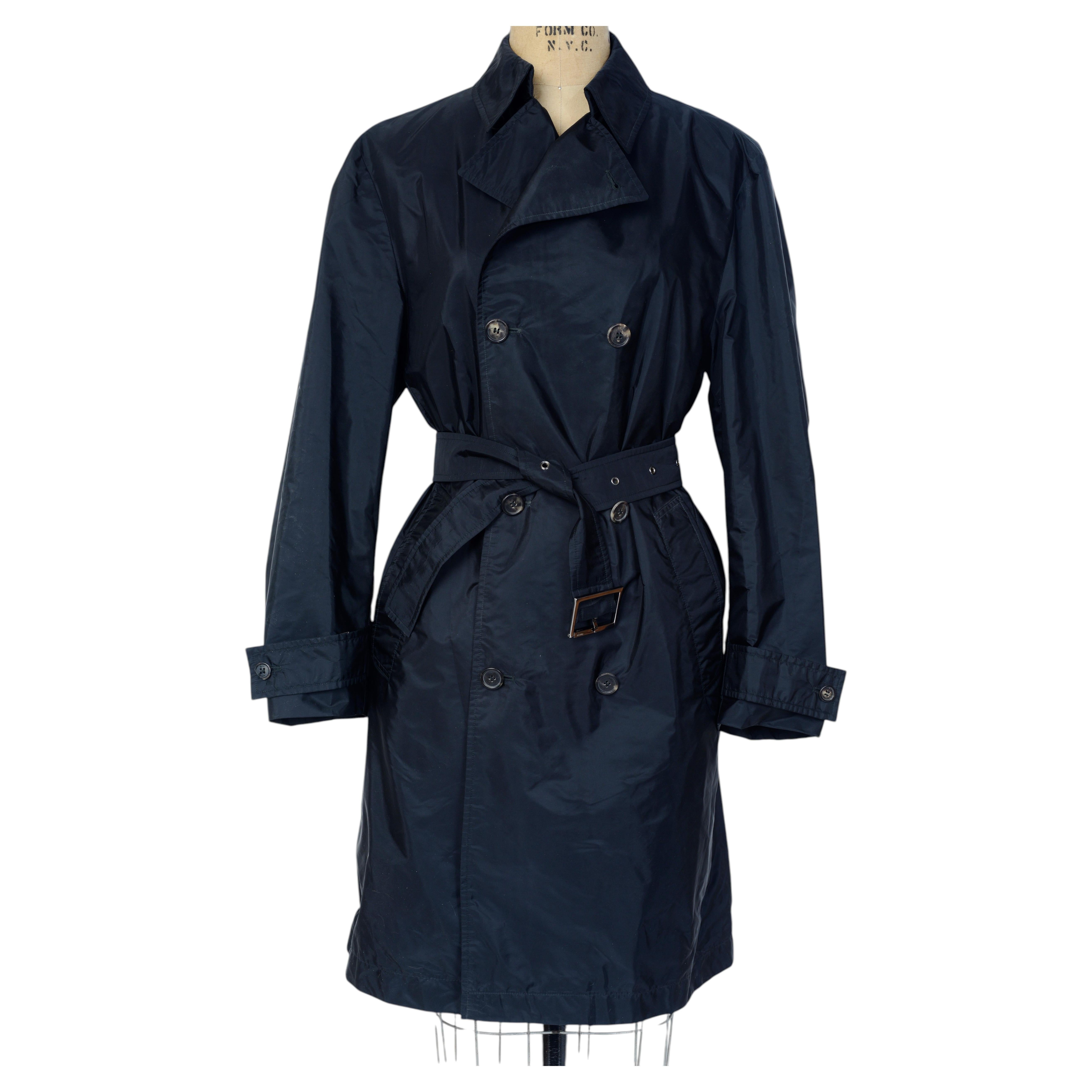 Gucci Vintage Double Breasted Belted Trenchcoat mit angehängter Reisetasche im Angebot
