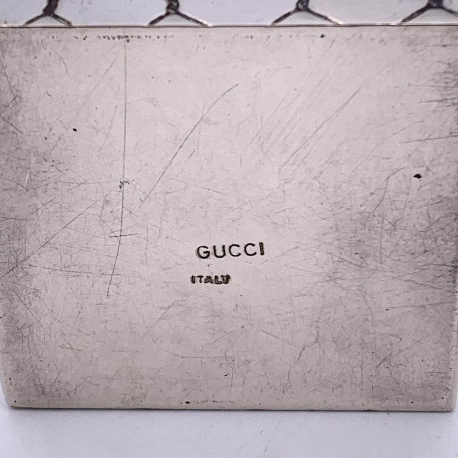 Lampe de table vintage en métal argenté gravé Gucci, décoration intérieure en vente 1