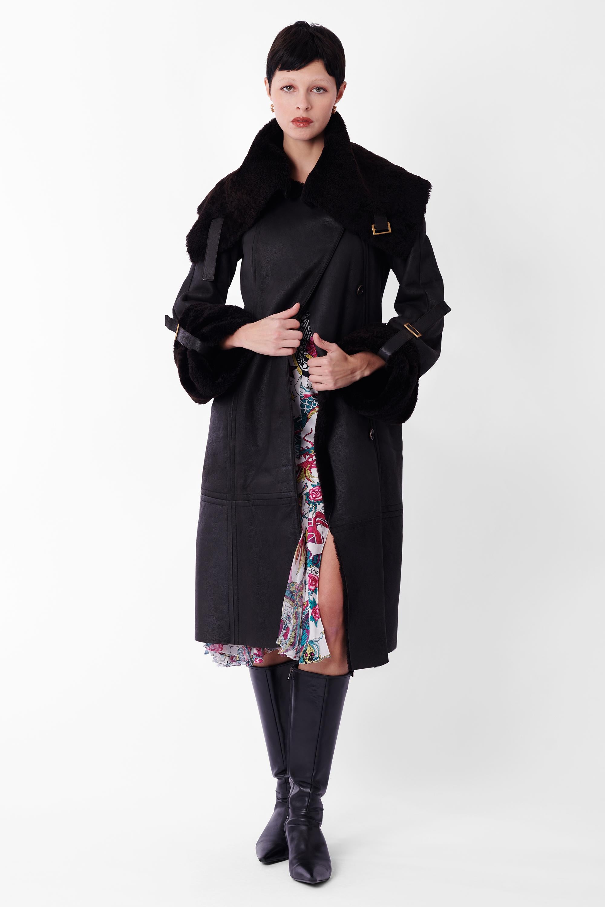Cappotto vintage in shearling nero Tom Ford for Gucci Autunno Inverno 2003. La versione in cashmere e seta vista in passerella. Presenta un bavero in shearling, le iconiche fibbie dell'A/I 2003 di Gucci e maniche regolabili con chiusura frontale a