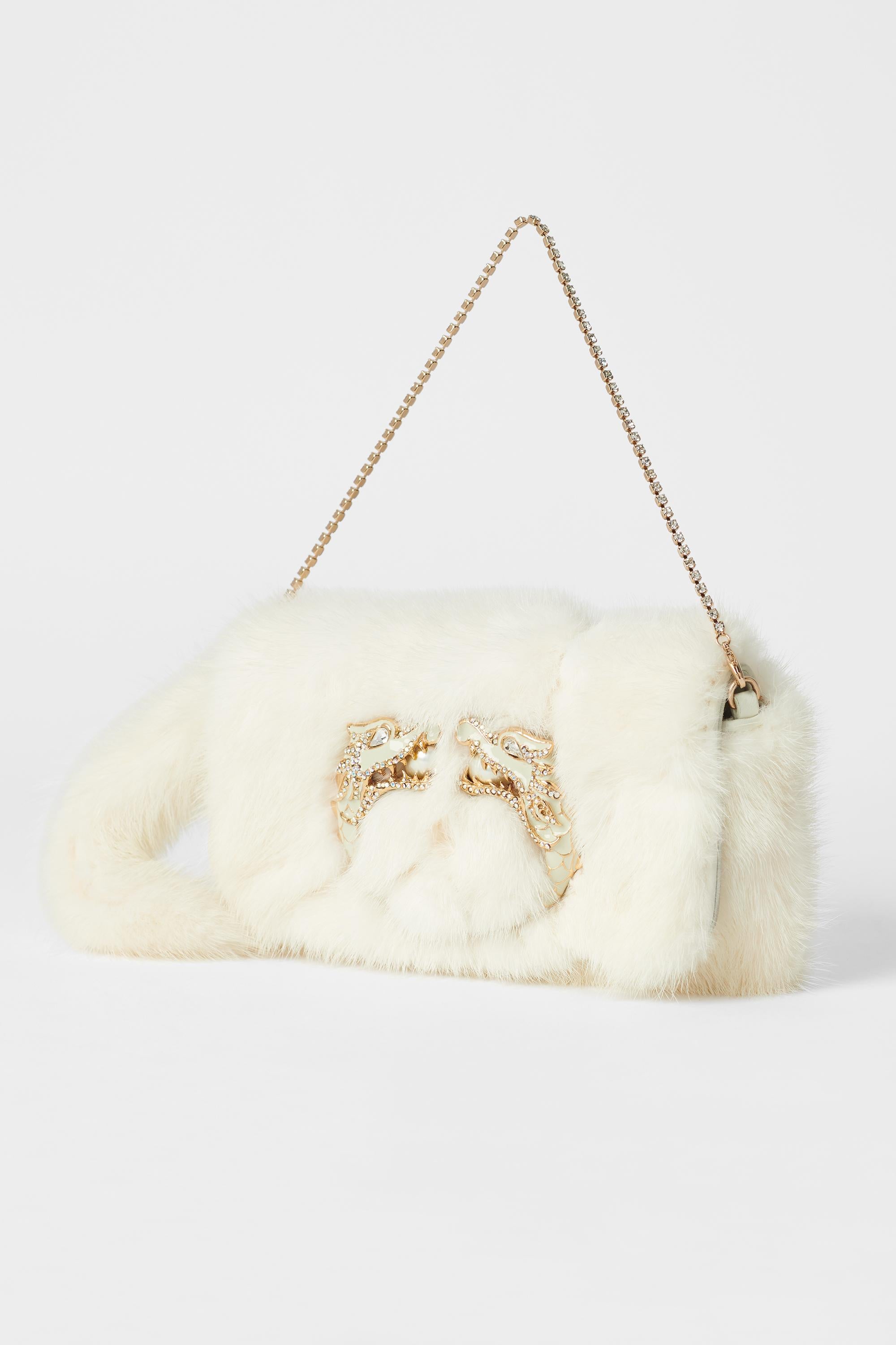 Sac en fourrure de vison Gucci by Tom Ford Fall Winter 2004, tel que vu sur le podium. Il est composé d'une fourrure de vison, d'une chaîne en cristal amovible, d'un dragon doré orné d'une perle au centre sur le devant et d'une fermeture magnétique.