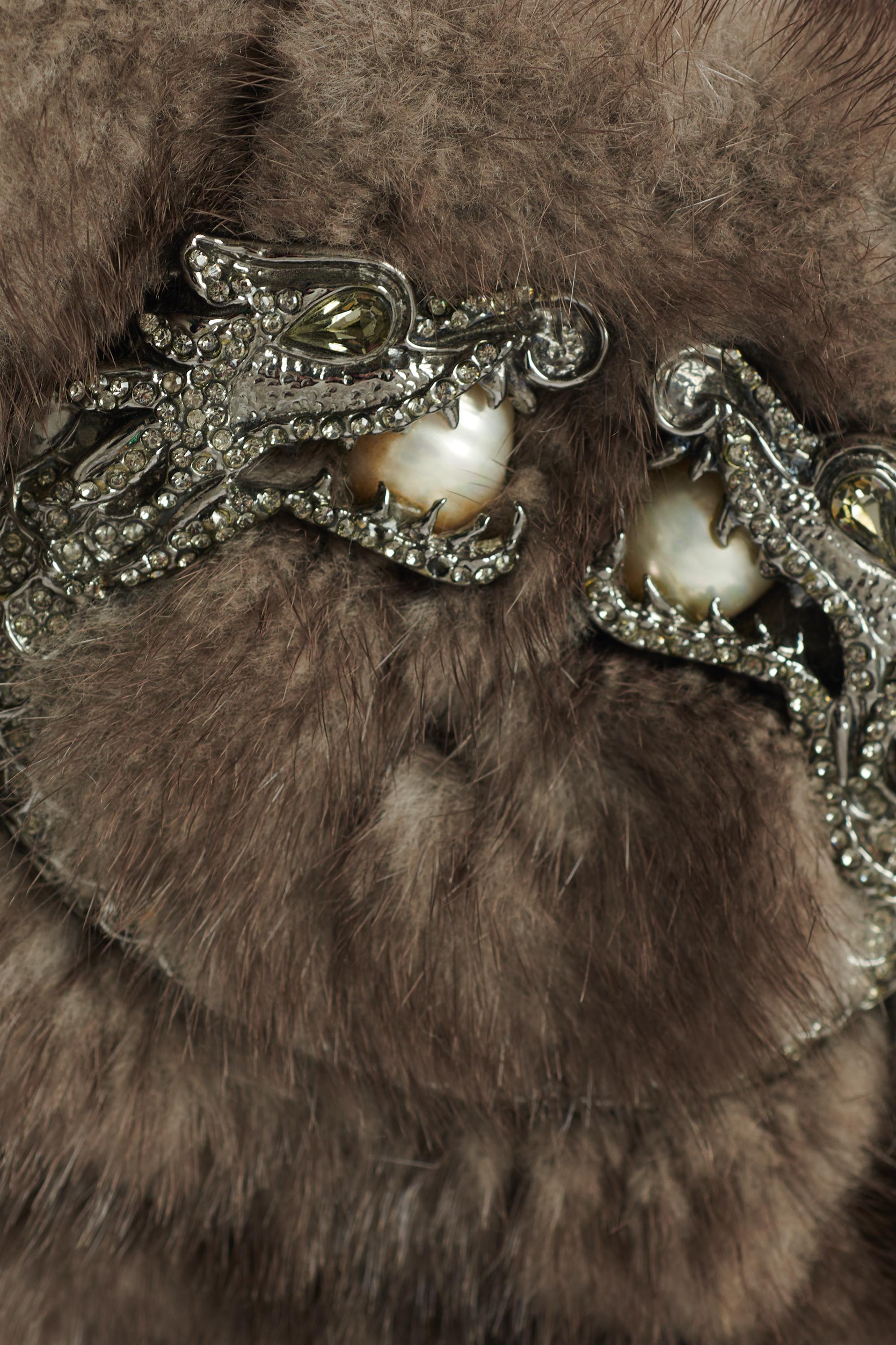 Gucci Vintage F/W 2004 Runway Mink Fur Dragon Pearl Grey Clutch In Excellent Condition For Sale In London, GB