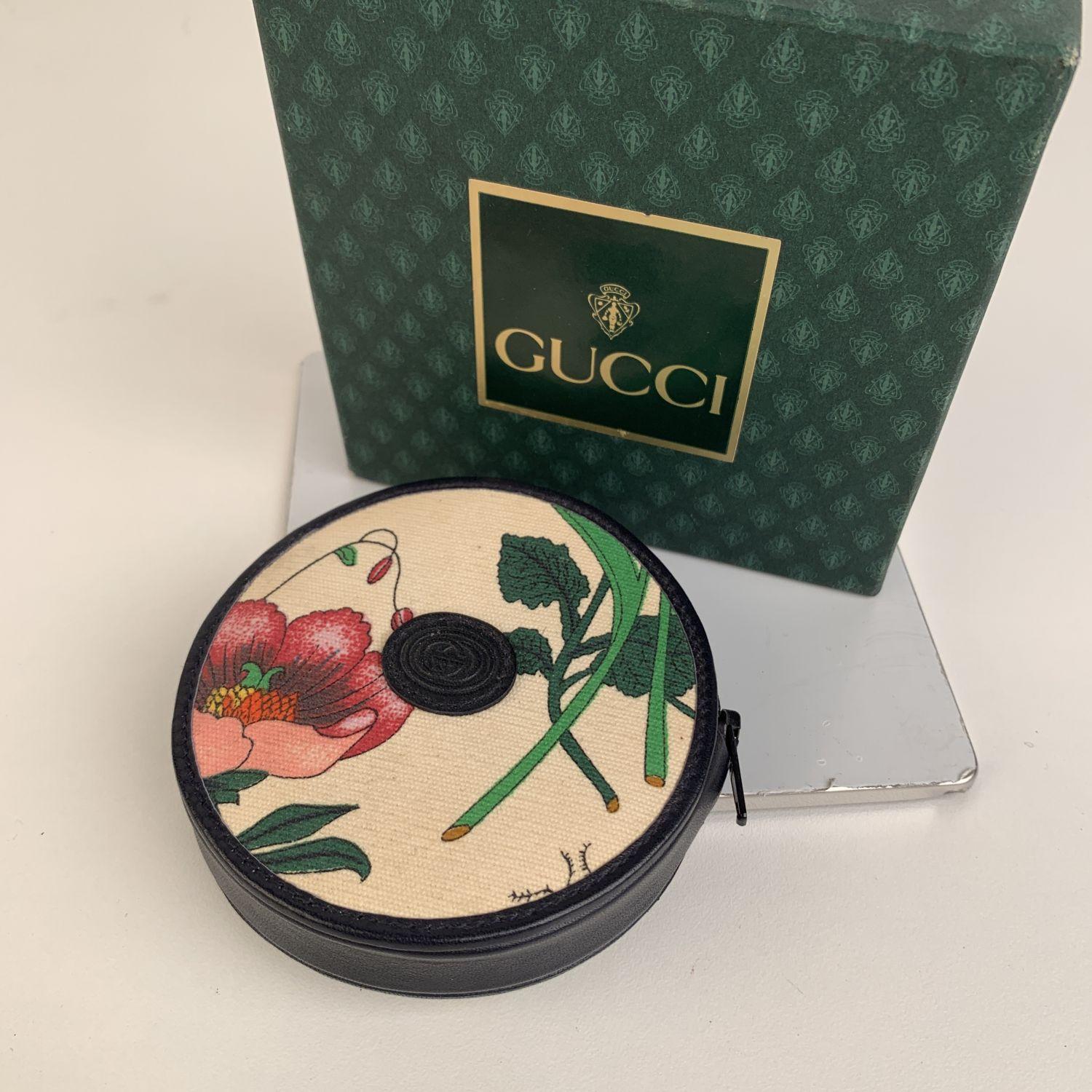 Vintage Gucci round coin purse crafted in Flora canvas with blue genuine leather trim. Zip closure. GG - GUCCI logo patch on the front. 'Gucci - Made in Italy' embossed inside. Gucci box is included.




MATERIAL: Canvas

COLOR: Blue

MODEL: Coin