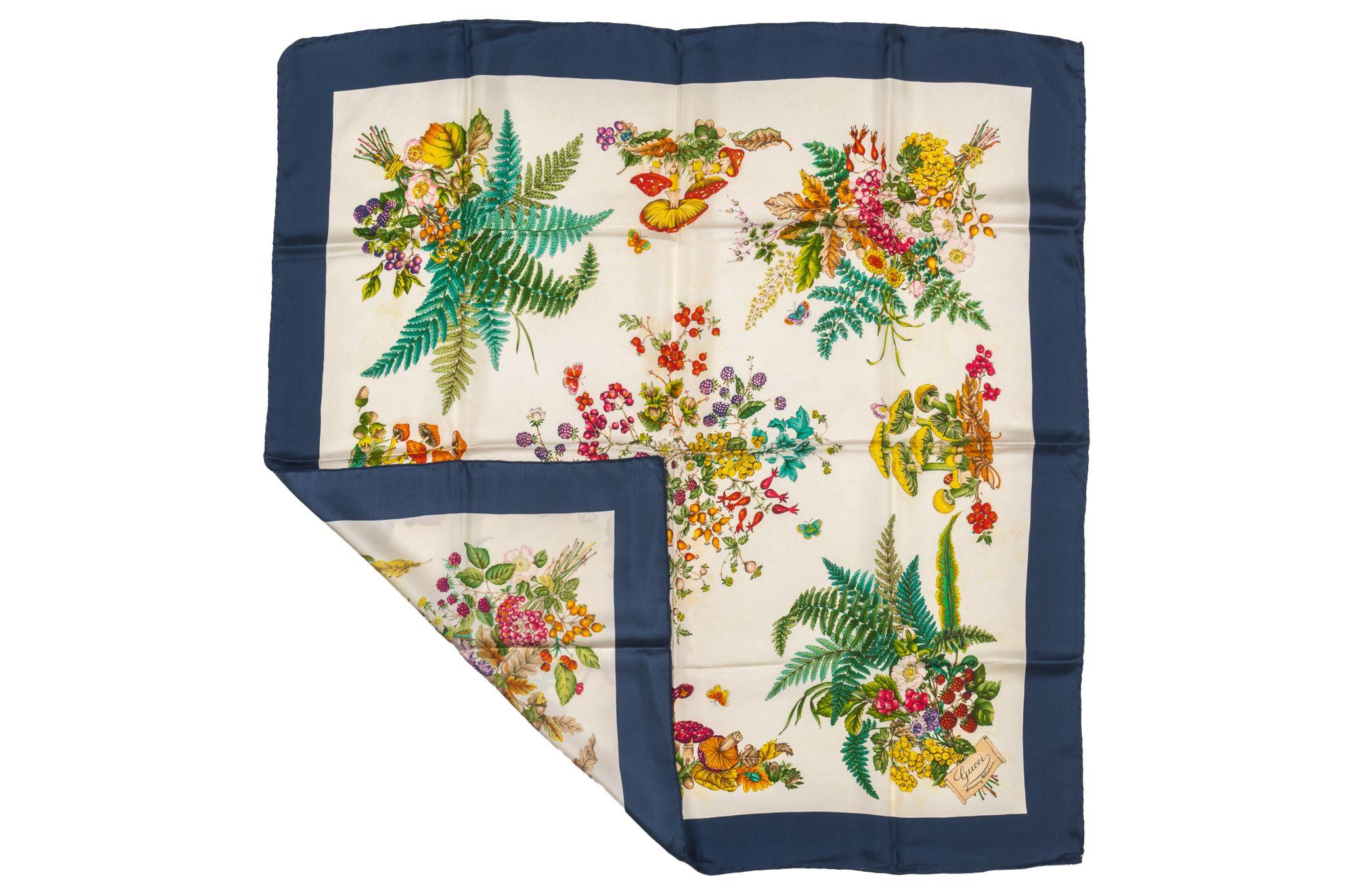 Geblümter Gucci Vintage Schal aus Seide. Die Mitte ist ein Muster aus verschiedenen Blumenarrangements, während der Rahmen in Blau gehalten ist. Das Stück ist in ausgezeichnetem Zustand.