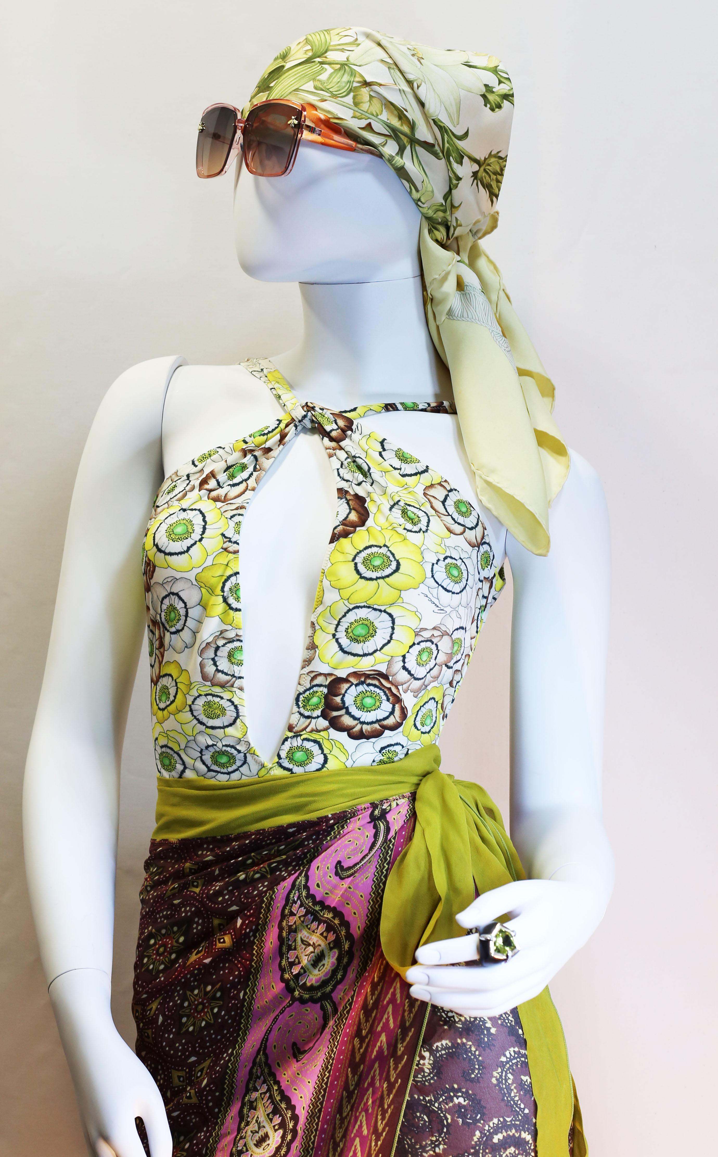 Gucci vintage flowers enhances a sparkling swimsuit in light summerly colours  In Good Condition In  Bilbao, ES
