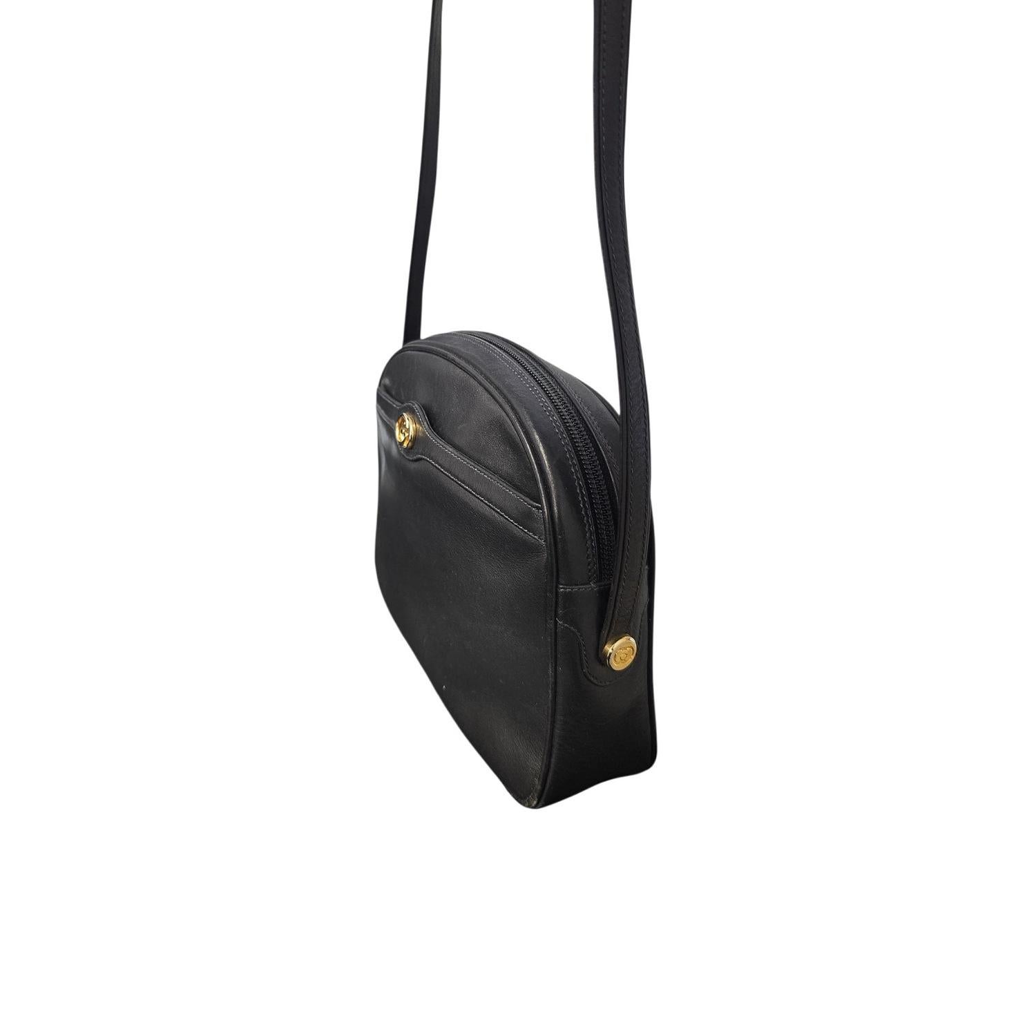 Gucci Vintage GG Leather Camera Shoulder Bag In Good Condition For Sale In Scottsdale, AZ