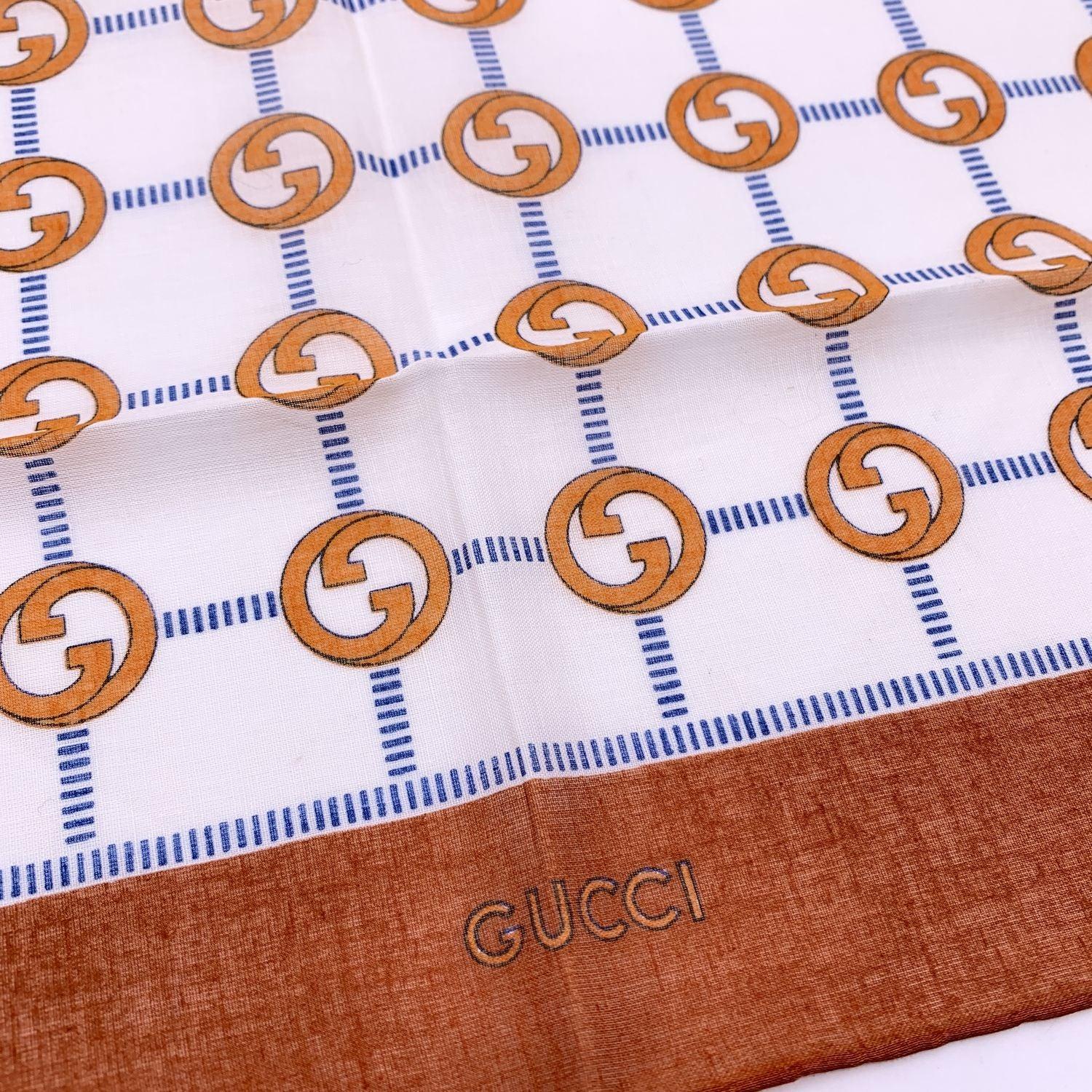 Écharpe de cou Vintage par Gucci. 100% coton. Motif du logo GG orange avec bordures orange. Signature 'Gucci' imprimée sur la bordure centrale inférieure. Approx. Dimensions : 16.5 x 16.5 inches - 42 x 42 cm Détails MATERIAL : Coton COULEUR : Orange