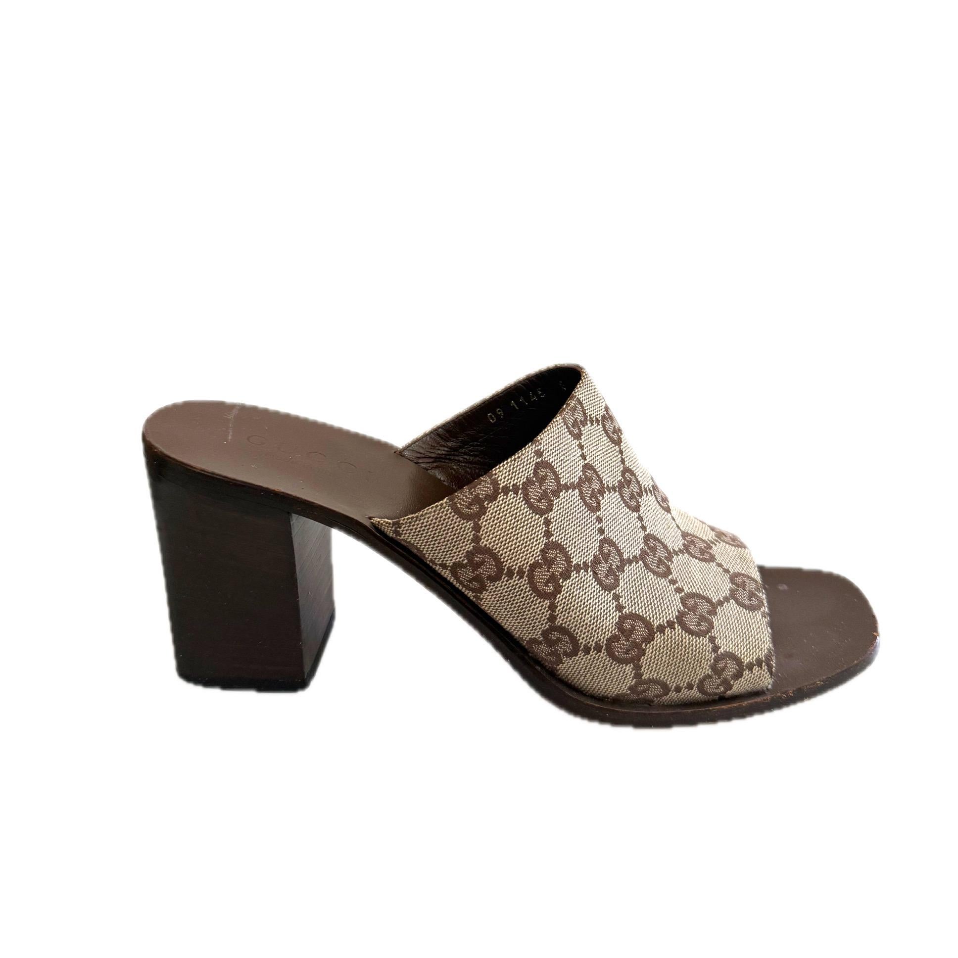 Gucci Vintage GG Monogram Canvas Block Heel Mules Inizio anni 2000 Y2K Taglia 8B In condizioni buone in vendita a Woodland Hills, CA