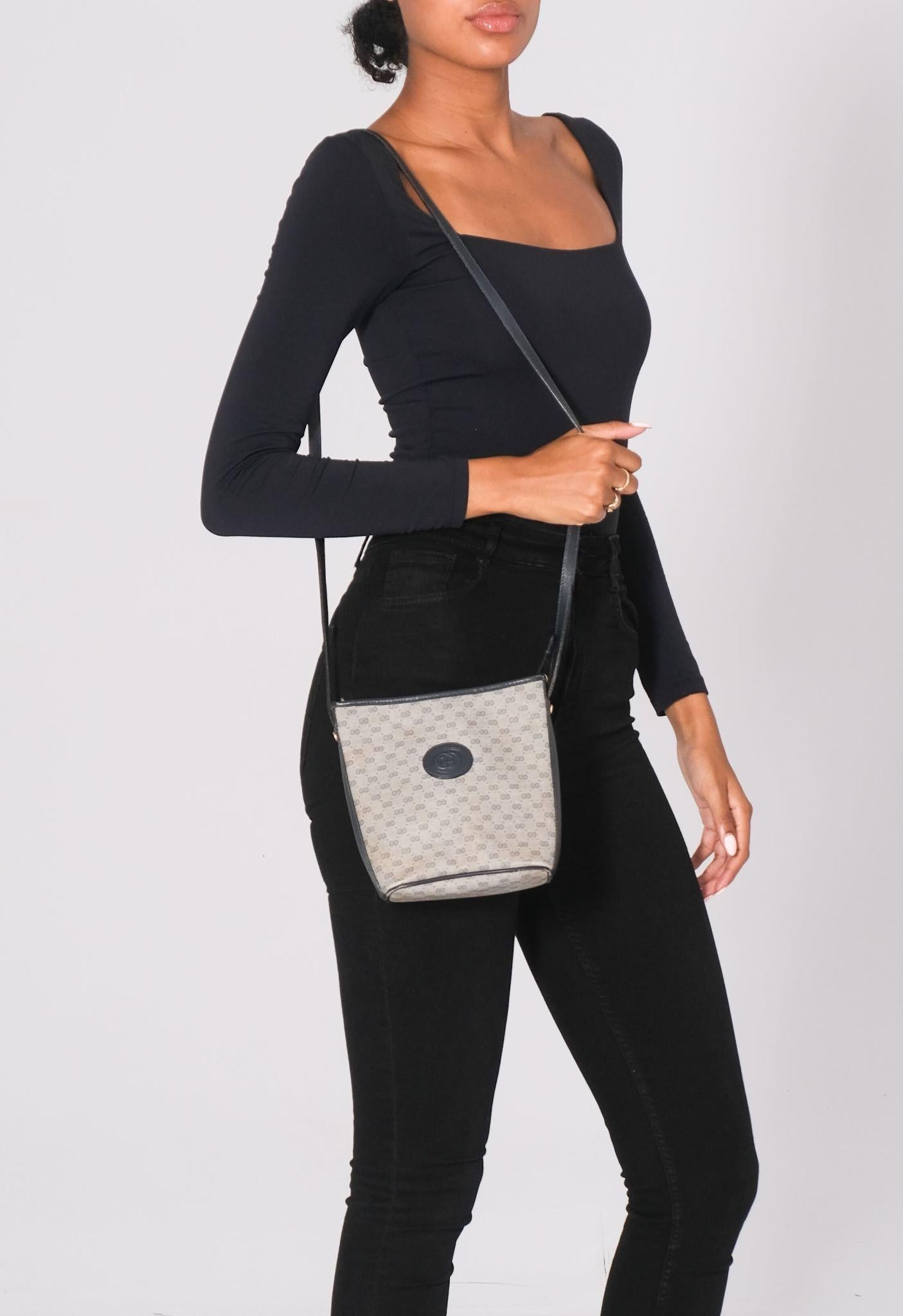 Gray Gucci Vintage GG Monogram Supreme Canvas Navy Shoulder Bag