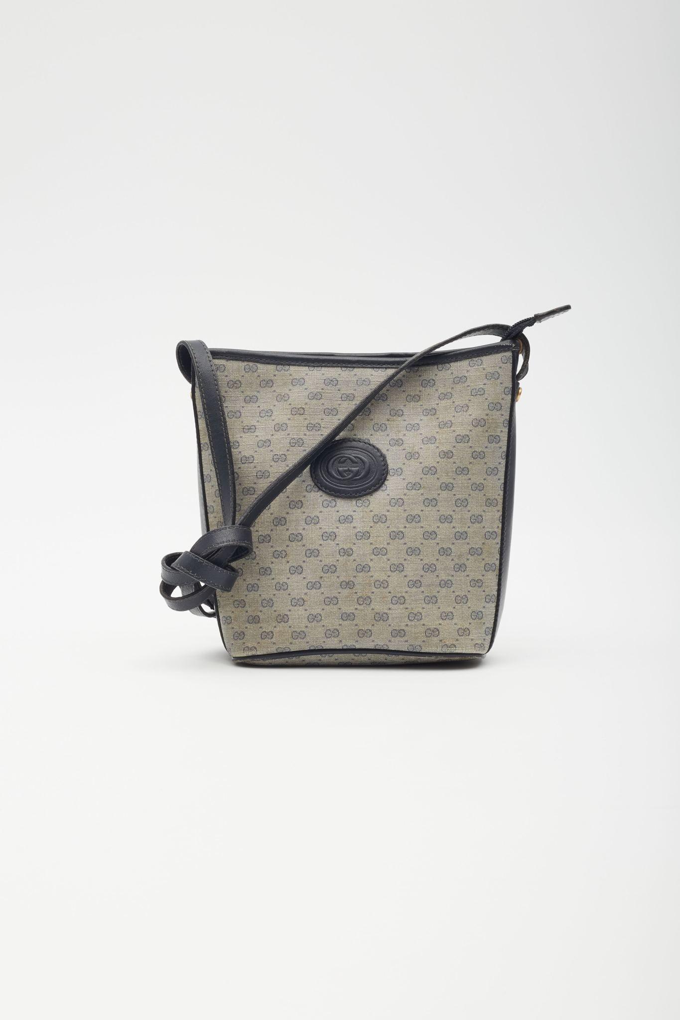 Gucci Vintage GG Monogram Supreme Canvas Navy Shoulder Bag In Good Condition In Montreal, Quebec
