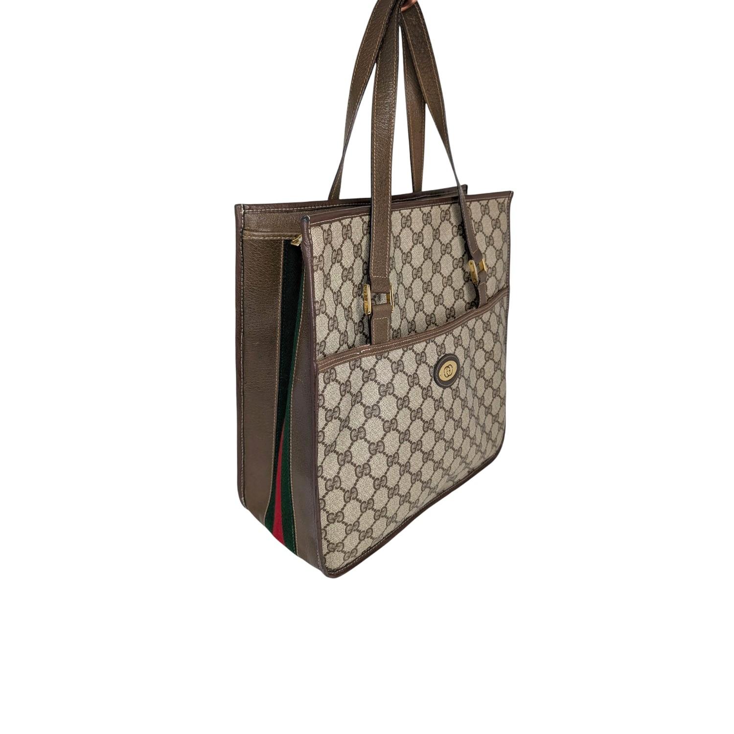 Dies ist eine Vintage Gucci Tote Bag aus klassischem GG Supreme Canvas mit braunem Lederbesatz und dem charakteristischen rot-grünen Webstreifen an der Seite, der für einen farblichen Akzent und den typischen Stil sorgt. Mit seinen flachen