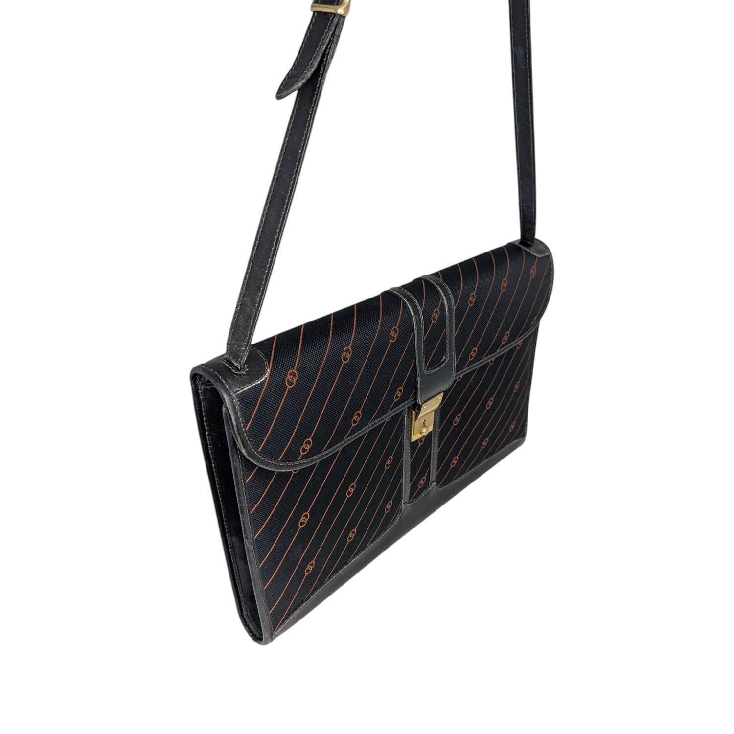 Porte-documents Vintage GG de Gucci. Noir avec un motif répétitif de lignes diagonales et le logo Gucci 