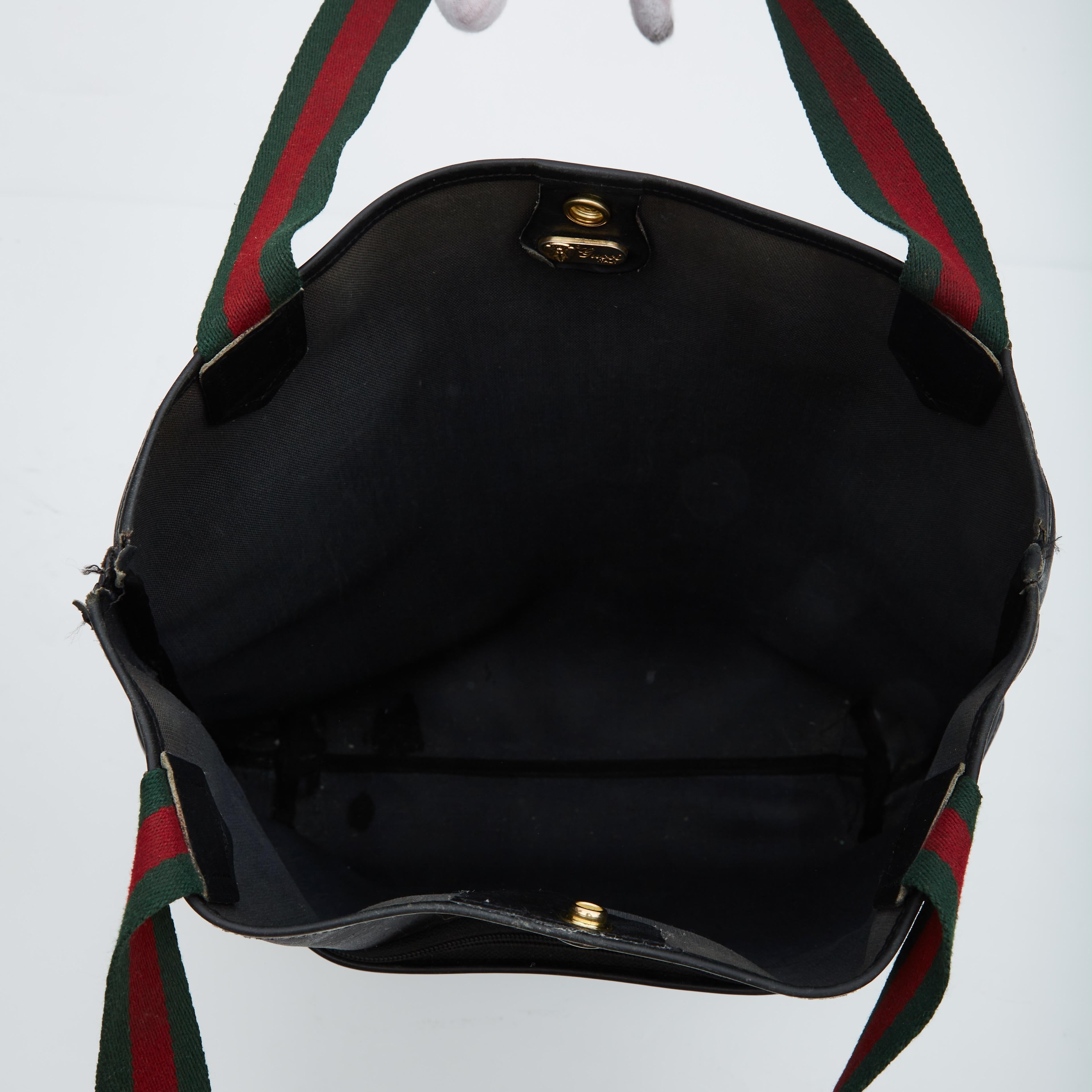Gucci Vintage GG Supreme Black Web Straps Tote Bag In Fair Condition For Sale In Montreal, Quebec