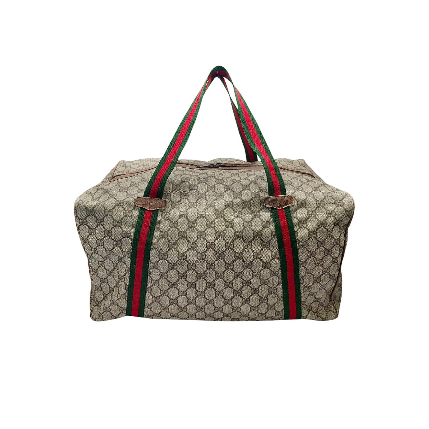 Este bolso Gucci Vintage GG Supreme Weekender Duffle Bag se fabricó en Italia y está finamente confeccionado con el clásico exterior de lona revestida Gucci GG Supreme y adornos de piel. Tiene un cierre superior con cremallera que se abre a un