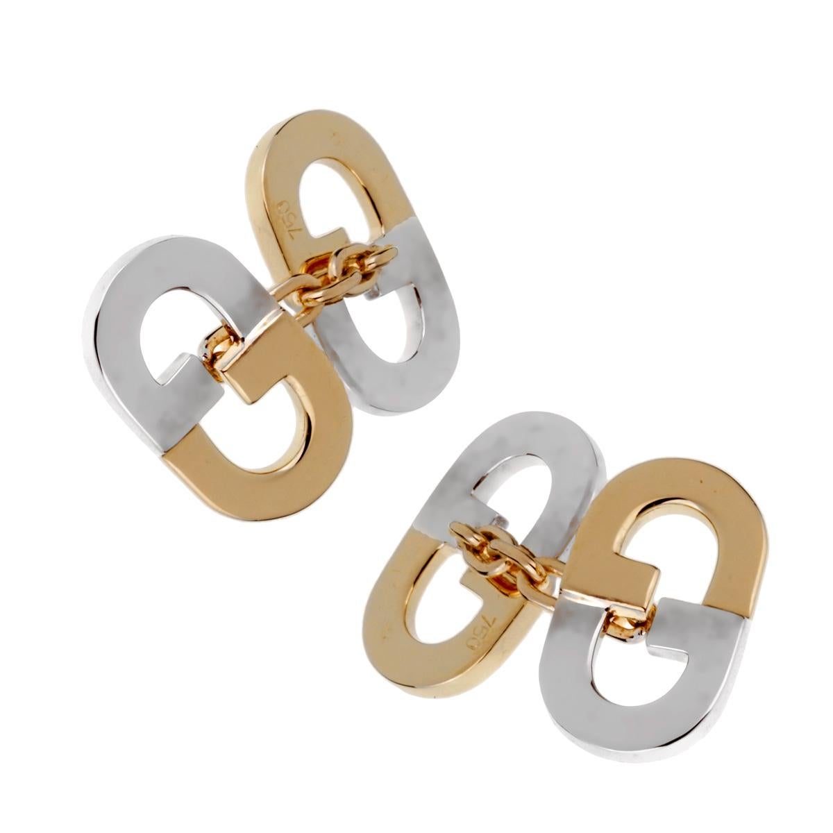 Une paire chic de boutons de manchette Gucci en or blanc et jaune 18 carats, avec le motif GG emblématique.
