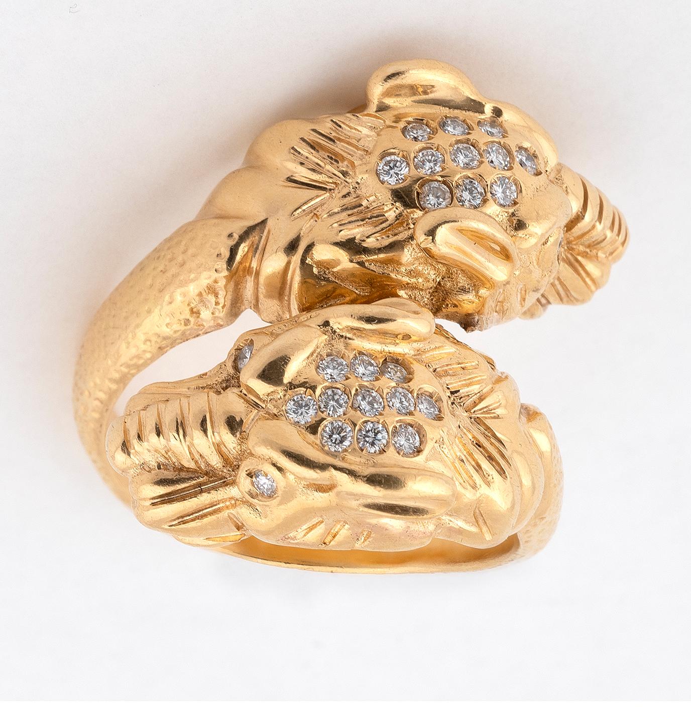 BERNARDO ANTICHITÀ PONTE VECCHIO FLORENCE
Designed as two tiger with diamond and gold ring
Size 10
Weight : 31.6gr