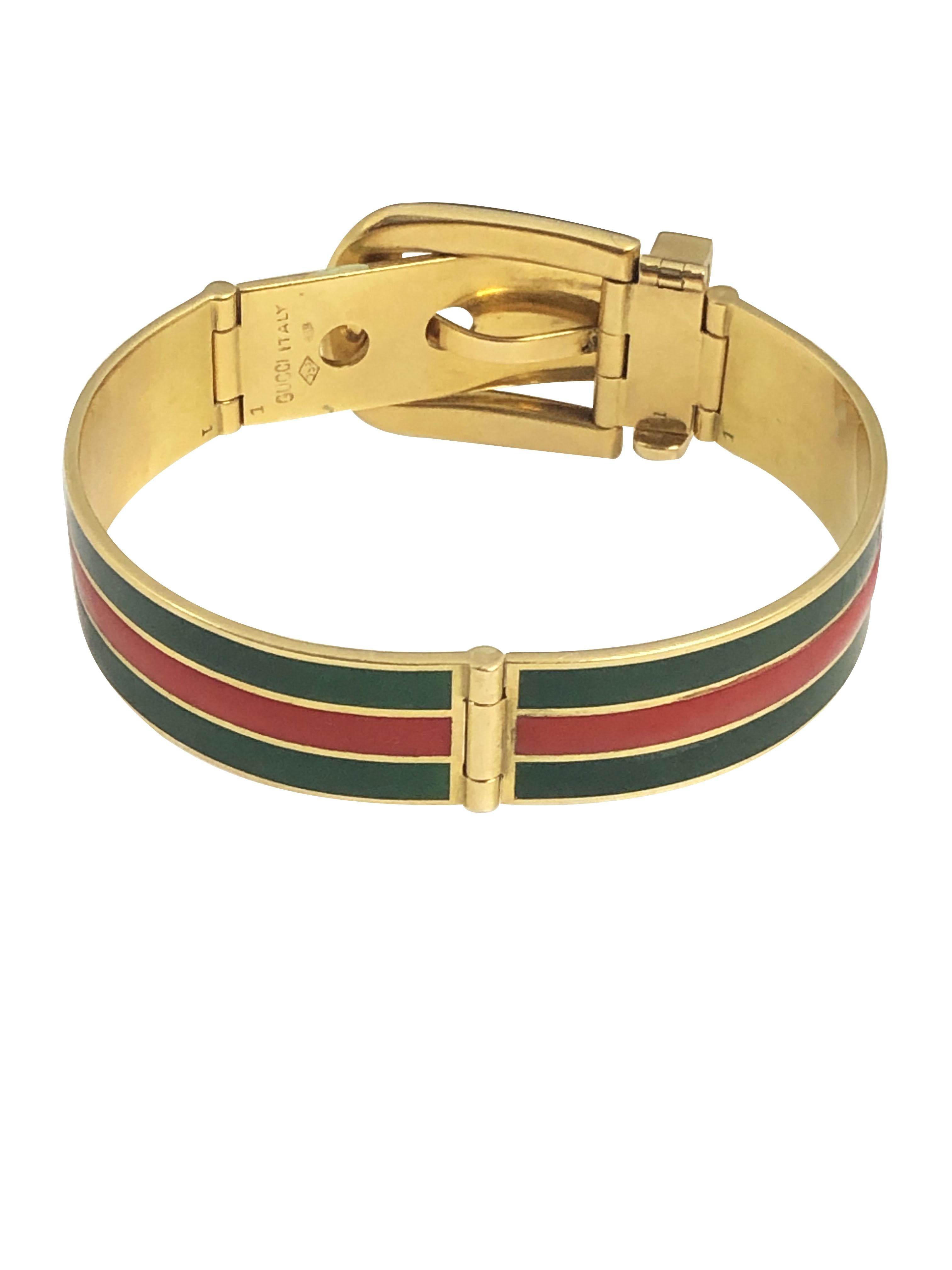 Circa 1970er Gucci Italien 18k Gelbgold Armband mit Gucci ikonischen Schnalle Verschluss, Messung 5/8 Zoll breit mit einem Handgelenk Messung von 6 3/4 Zoll und ist einstellbar. In den berühmten Gucci-Emailfarben Grün und Rot gehalten. Gewicht: 86,1