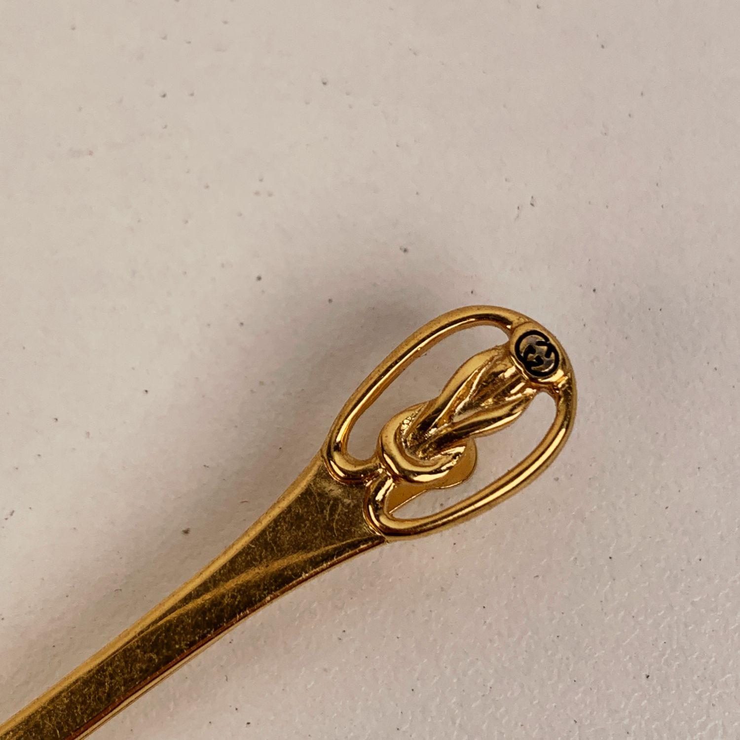Vintage GUCCI tie clip with knot detailing and GG logo. It can be used also as a money clip. In gold metal. Marked 'Gucci Parf. Italy' on the reverse. Length: 2 inches - 5,1 cm. Period / Era: ca 1980

Details

MATERIAL: Metal

COLOR: Gold

MODEL: