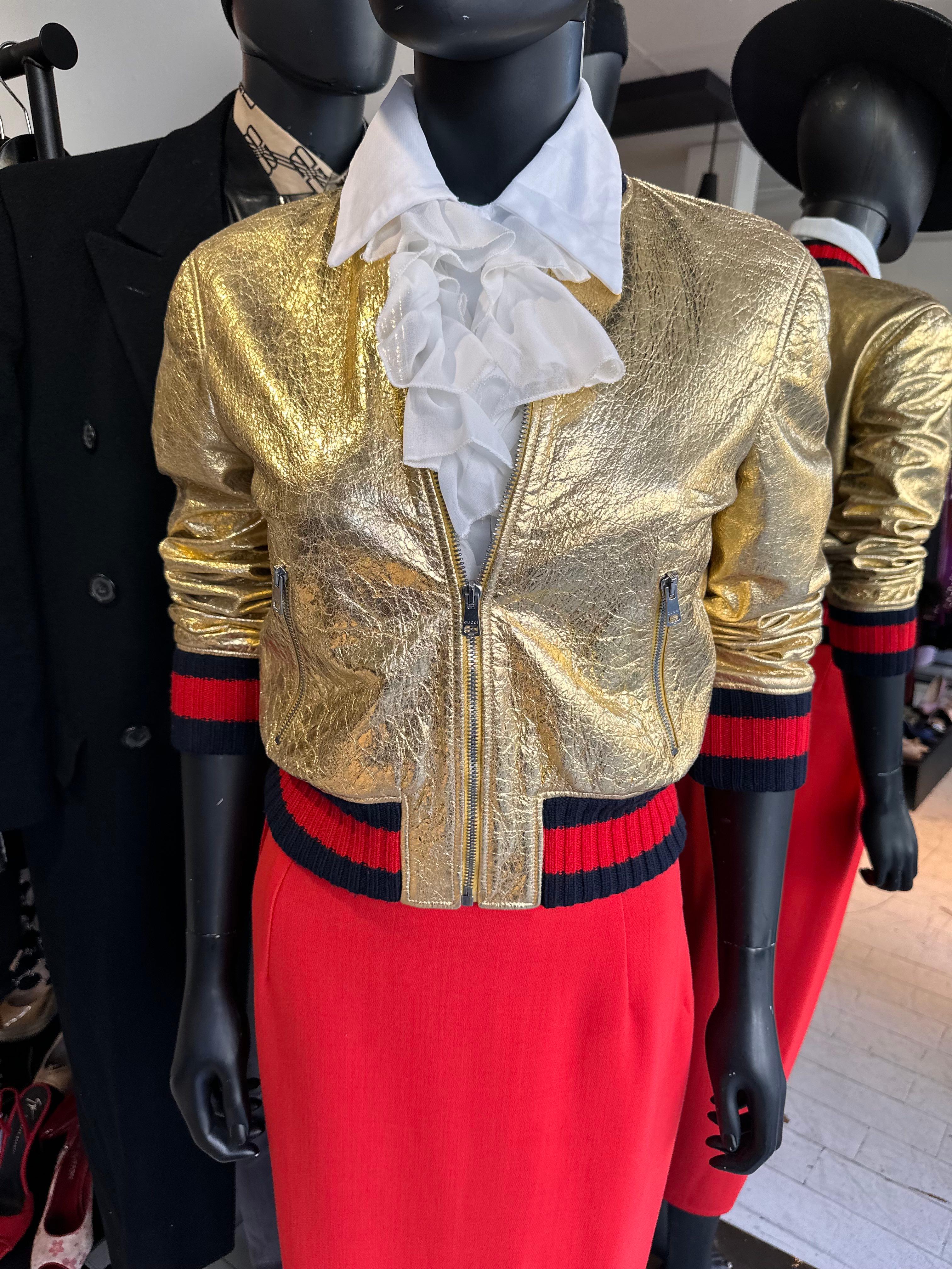 Gucci Vintage Goldfarbene Lammfelljacke (40  Klein) Damen im Angebot