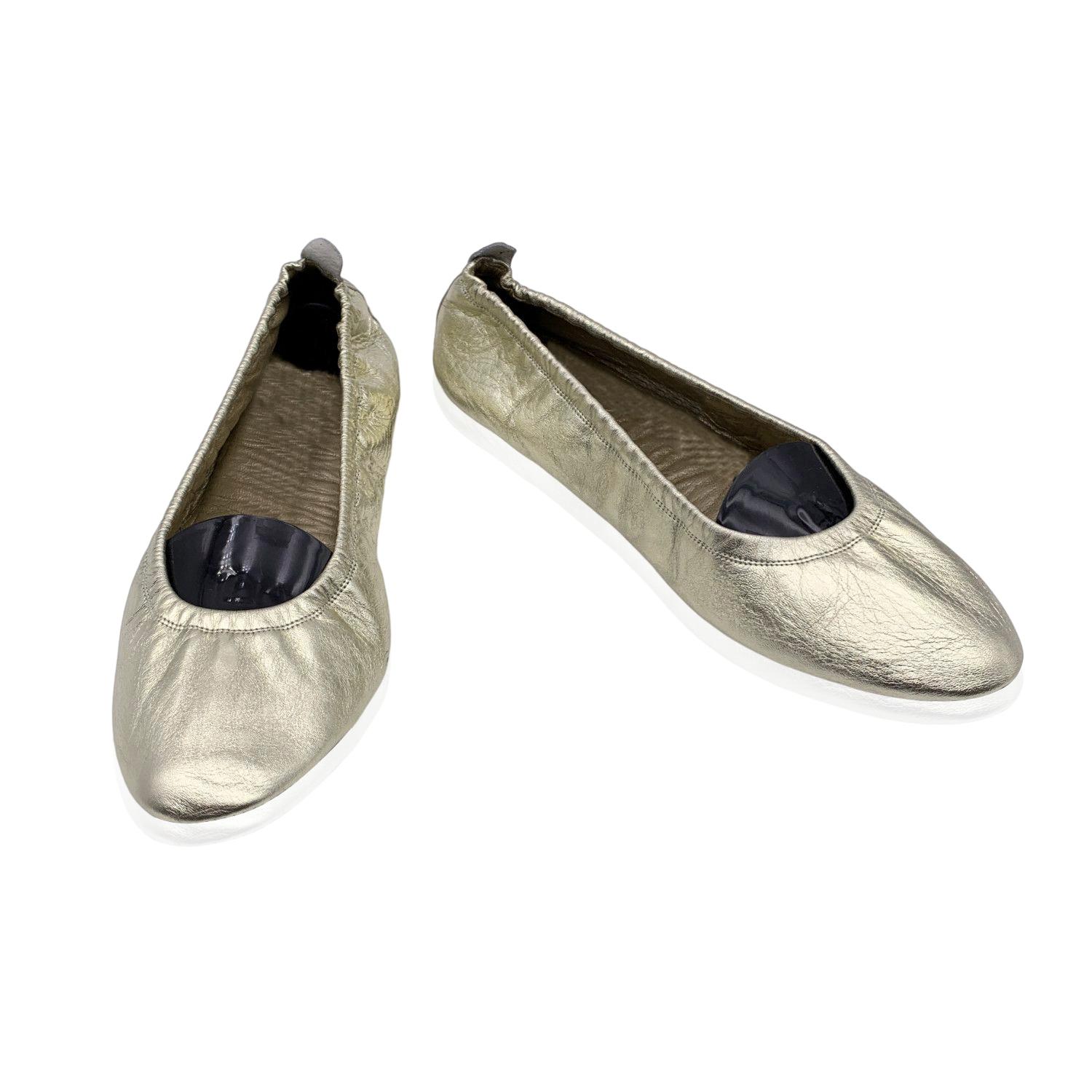 Beautiful rare vintage Gucci foldable portable travel ballet flat roll up slipper shoes ballet flats. Gold metallic leather. Suede outsoles. For internal use. Elastic collar. They will come with their black velvet pouch with gold metal embroidered