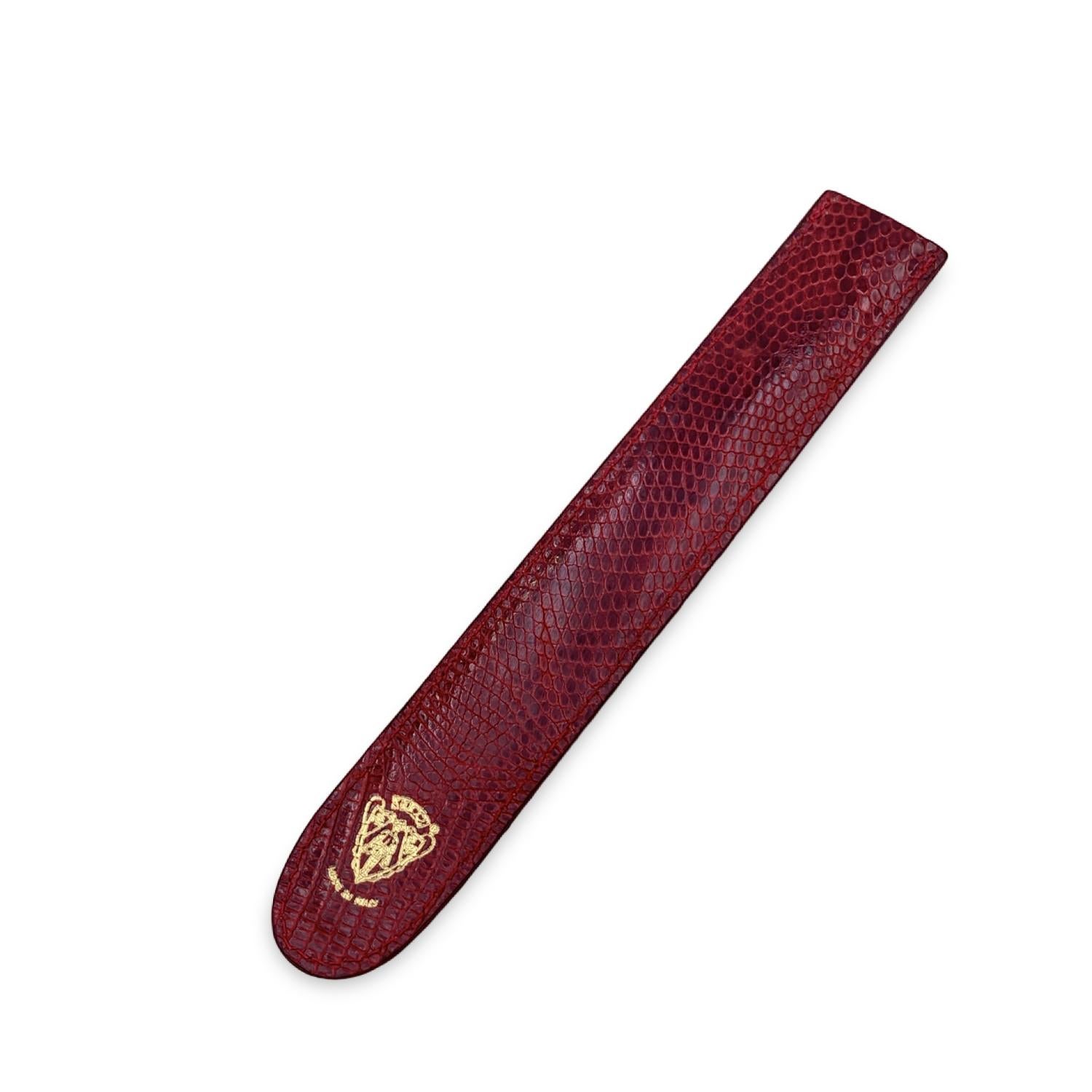 Vintage Gucci Letter opener or bookmark in gold metal with GG logo on the clip. Red leather holder/case. Total lenght: 6 inches - 15.2 cm. 'Gucci Made in Italy' crest embossed on the reverse of the leather case.

Details

MATERIAL: Metal

COLOR: