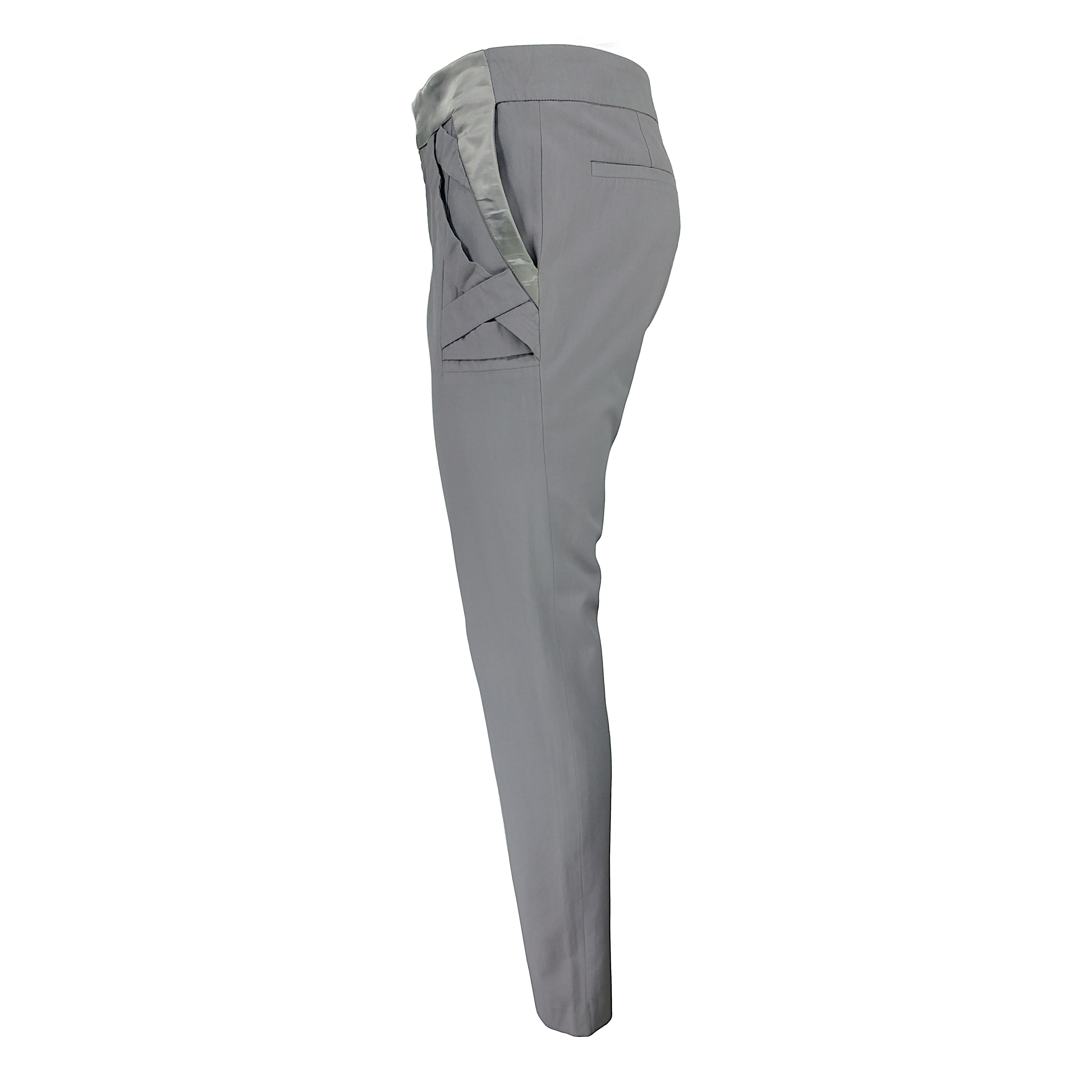 Un pantalon très spécial conçu par Frida Giannini pour Gucci en 2009, présentant trois bandes se croisant à partir de la ceinture sur le devant. Le pantalon a un design fuselé, la fermeture de l'ourlet est zippée avec le logo Gucci sur la tirette.