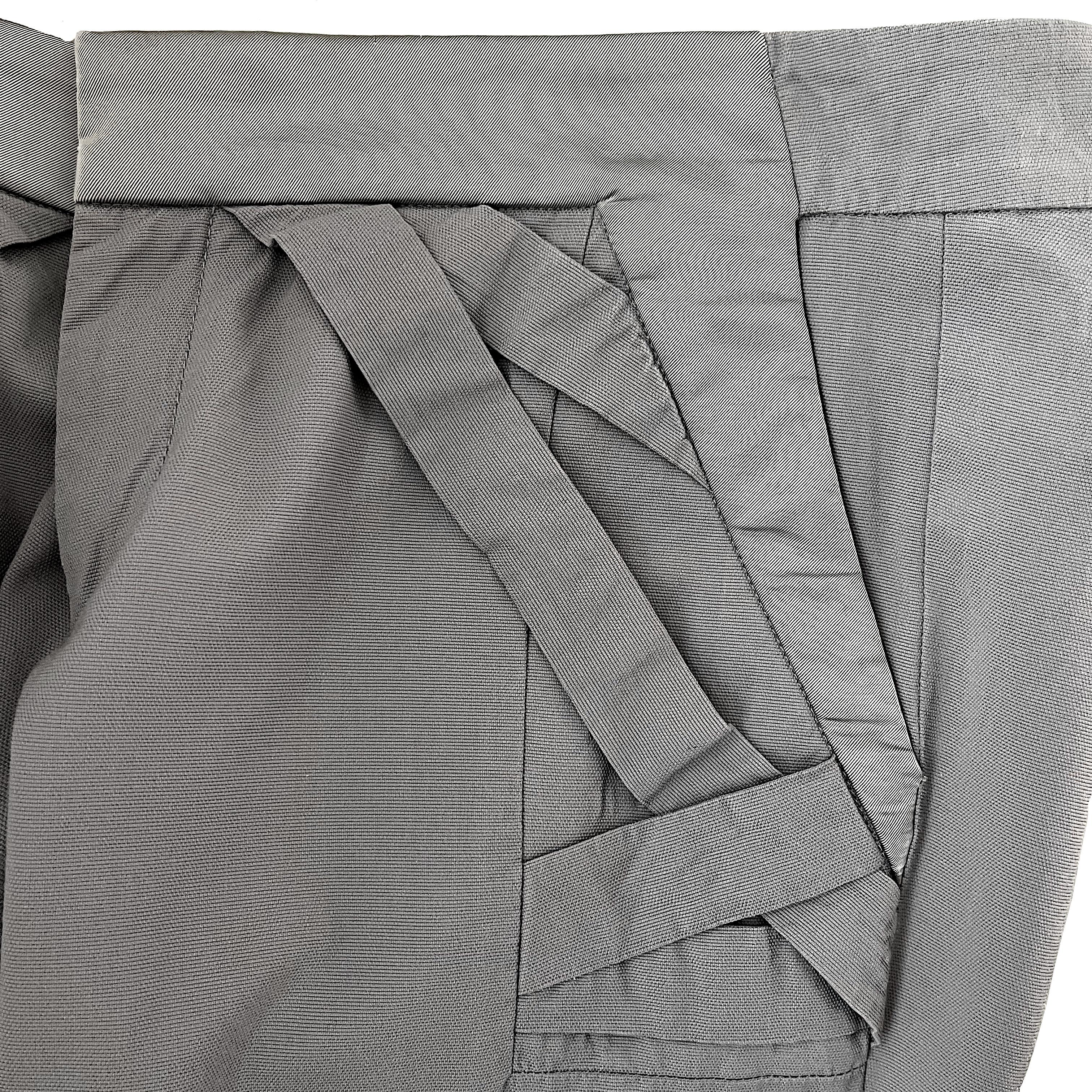 GUCCI - Pantalon croisé gris vintage avec rayures frontales  Taille 4US 36EU Pour femmes en vente