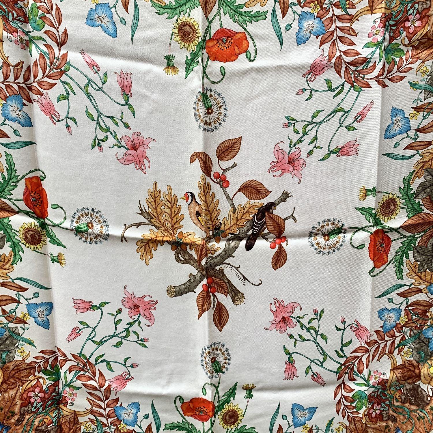 Gucci Vintage Fall themed Silk Scarf, entworfen von Vittorio Accornero für GUCCI in der Zeit zwischen den 60er und den ersten Jahren der 80er Jahre. Mehrfarbige Blumen mit Vögeln in der Mitte des Designs. Grüne Ränder. 100% Seide. Abmessungen: 35 x