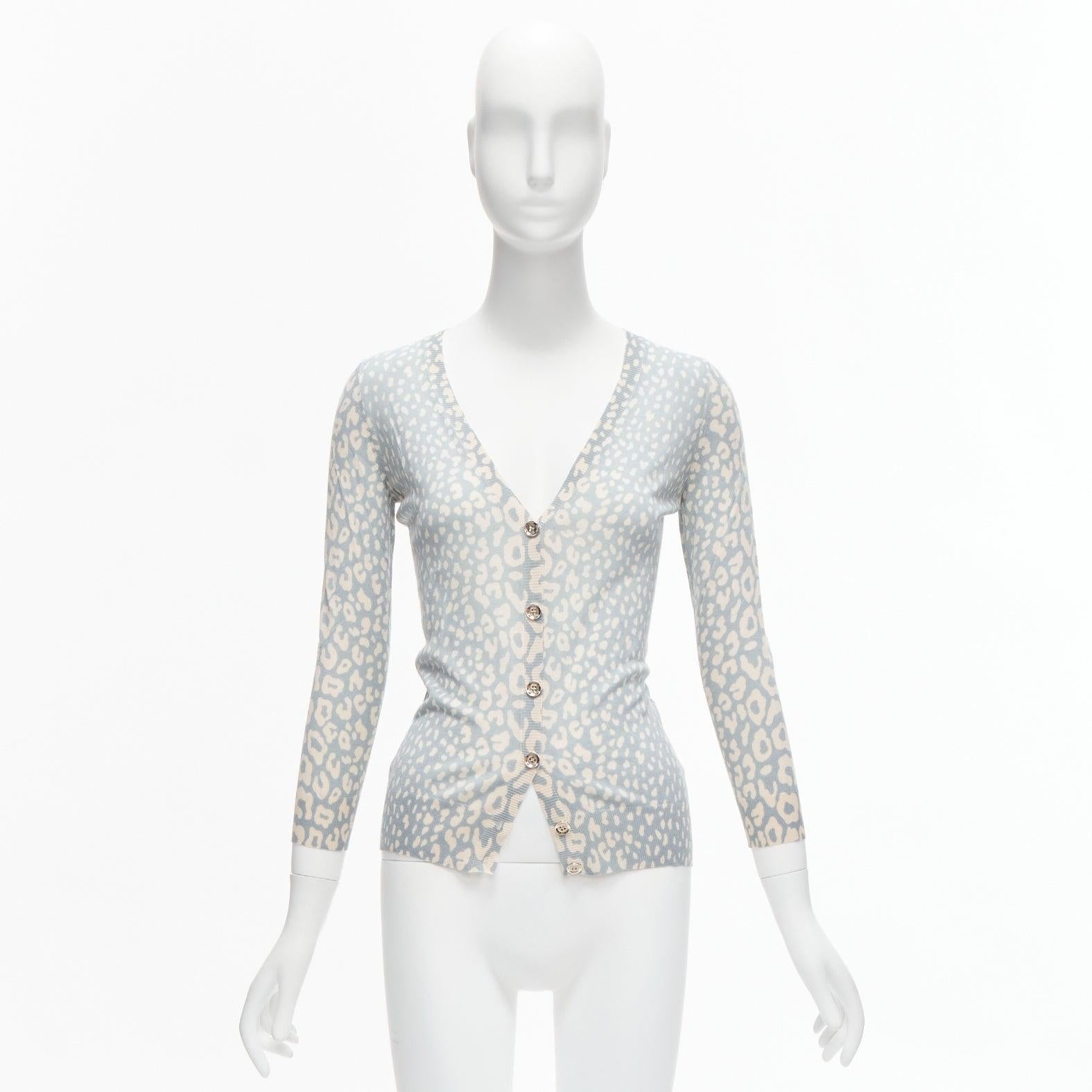 GUCCI Vintage verde azul estampado leopardo cachemira seda lana cardigan IT38 XS
Referencia: SNKO/A00245
Marca: Gucci
Material: Cachemira, Seda, Mezcla
Color: Azul, Blanco
Patrón: Leopardo
Cierre: Botón
Fabricado en: Italia

CONDICIÓN:
Estado: