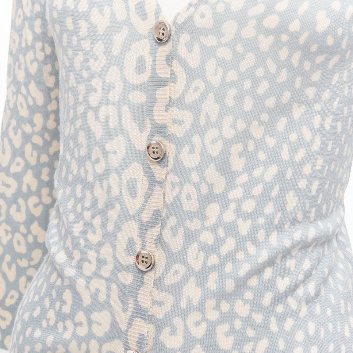 GUCCI Vintage green blue leopard print cashmere silk wool V-neck cardigan IT38 XS
Reference: SNKO/A00245
Brand: Gucci
Material: Cashmere, Silk, Blend
Color: Blue, White
Pattern: Leopard
Closure: Button
Made in: Italy

CONDITION:
Condition: Good,