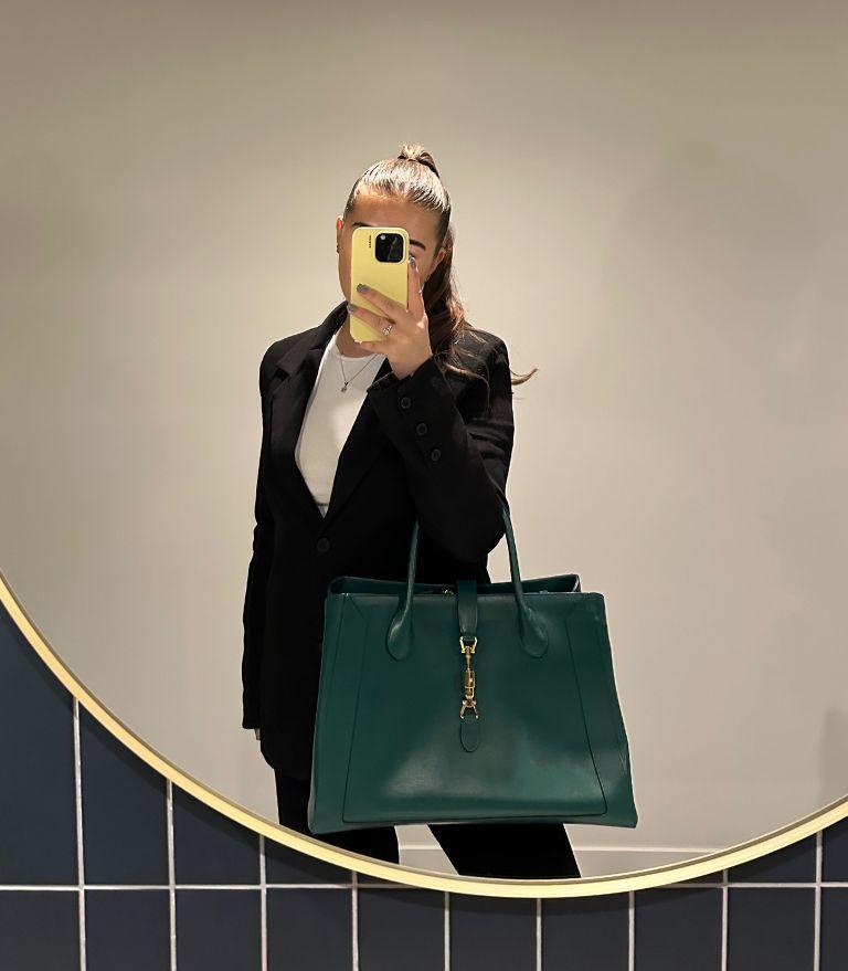 Gucci Vintage Grünes glattes Kalbsleder Jackie 1961 Large Tote

Details zum Produkt
Xupes Ref: CB1566
Marke: Gucci
Modell: Jackie 1961 Large Tote
Typ: Tote, Schulter
Seriennummer: 649015 213317
Alter: 2020
UVP: £3.260
Begleitet von: Verstellbarer