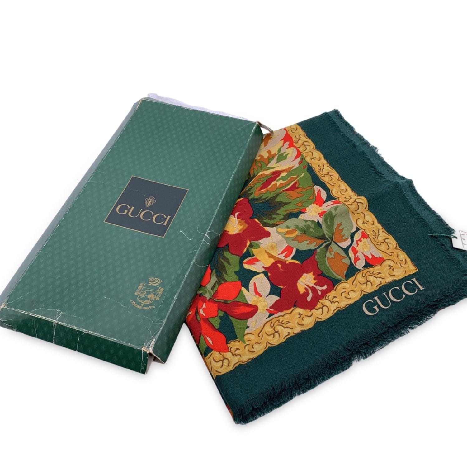 Gucci - Grand châle long vintage à fleurs en laine et soie verte Unisexe en vente