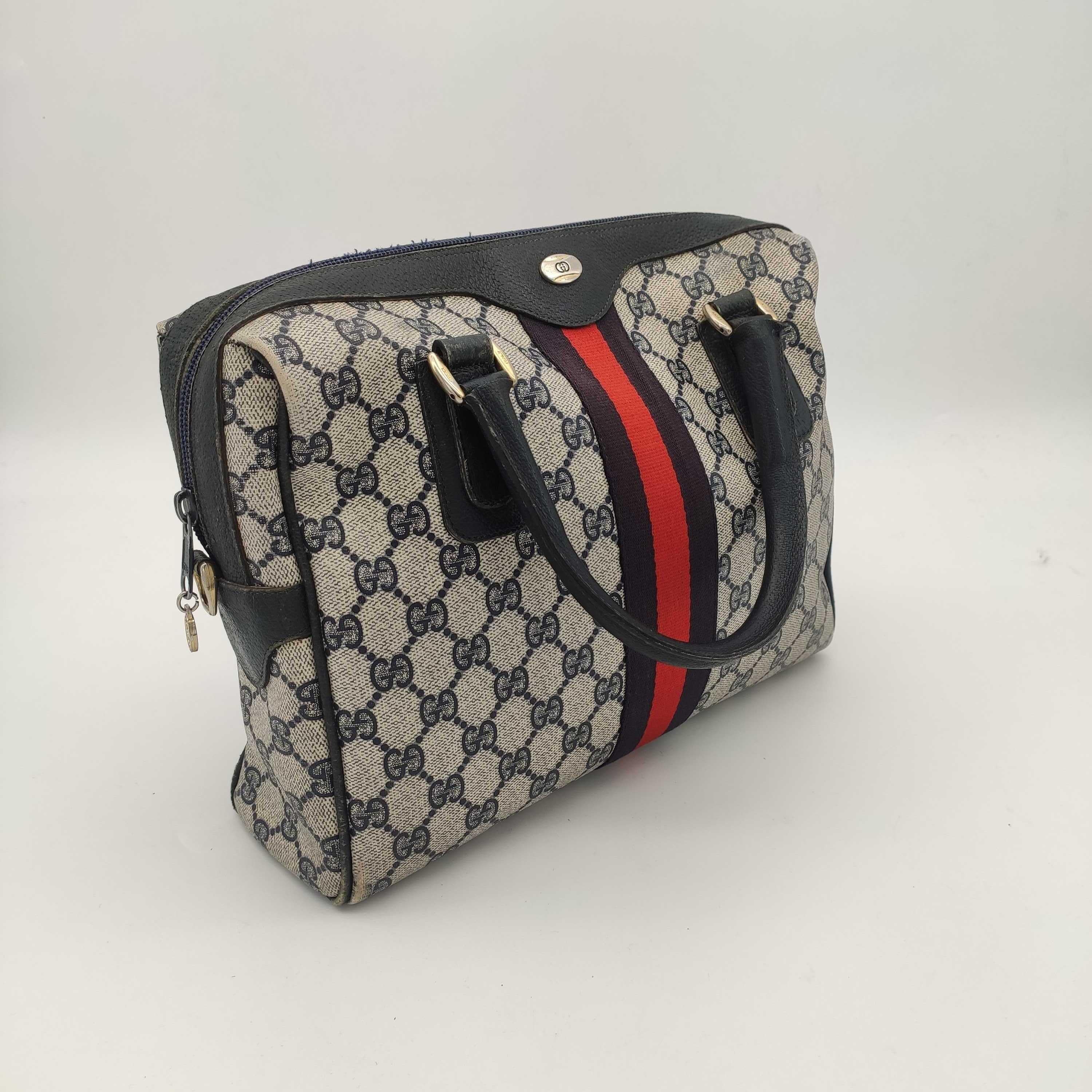 - Designer: GUCCI
 - Modell: Vintage
- Zustand: Guter Zustand. Abnutzungserscheinungen an den Ecken des Sockels:: Abnutzungserscheinungen an den Griffen:: Abnutzungserscheinungen an den Griffen
- Zubehör: Keine
- Abmessungen: Breite: 28cm:: Höhe: