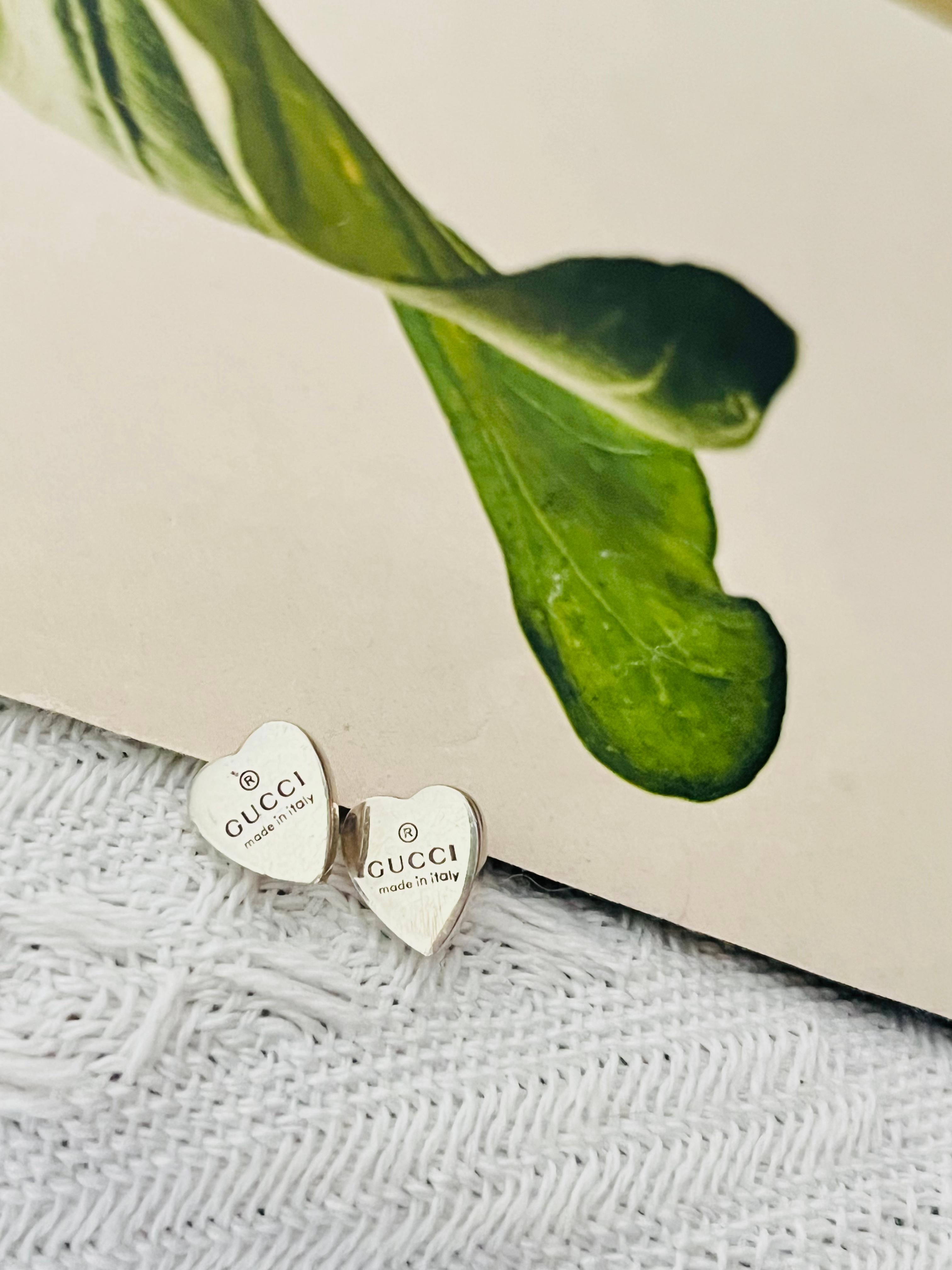 Gucci Vintage Unisex Iconic Classic Logo Trademark Heart Love Pierced Ohrringe, Sterling Silber

Sehr guter Zustand. Leichte Kratzer, kaum spürbar. 100% echt.

Ein sehr schönes Paar Ohrringe von Gucci, signiert auf der Rückseite. Selten zu