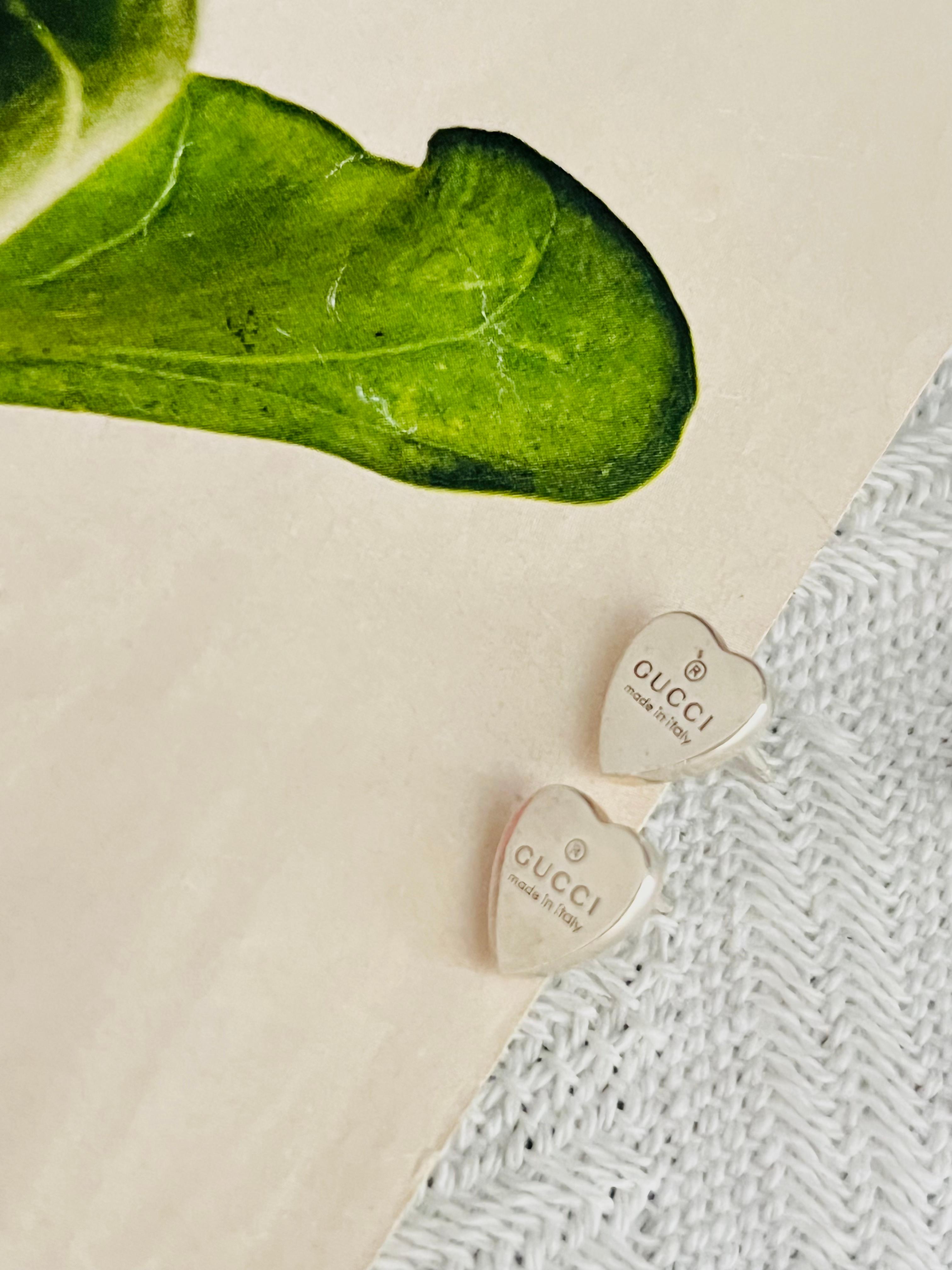 Gucci Vintage Iconic Logo Trademark Herz Liebe durchbohrt Ohrringe Sterling Silber (Art déco) im Angebot