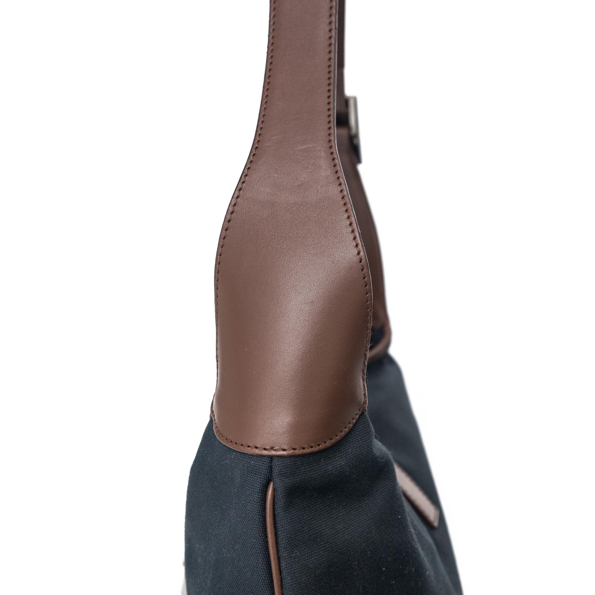 Women's Gucci Vintage Jackie Navy Canvas Brown Leather Shoulder Bag For Sale