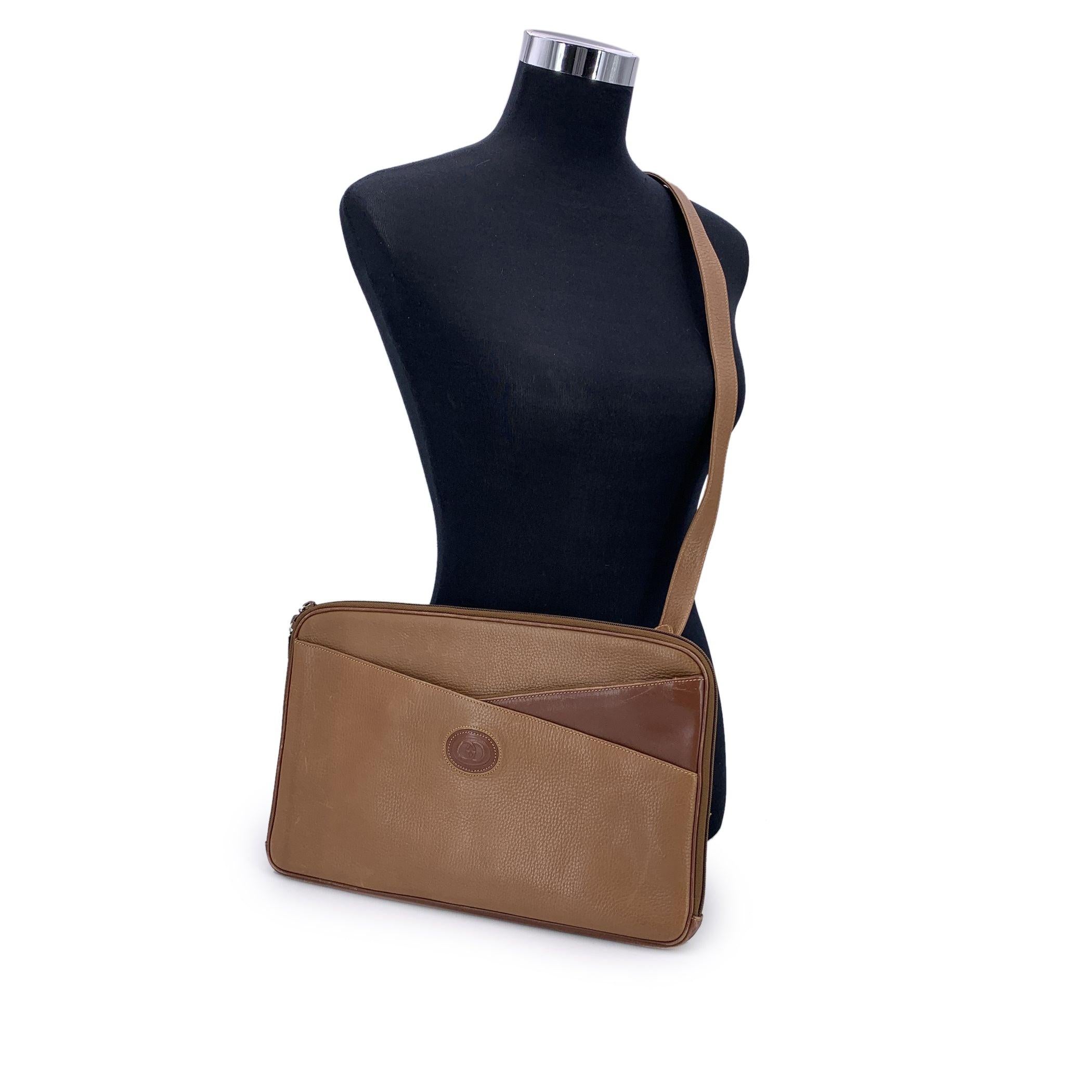 Ce sac à bandoulière vintage Gucci en cuir marron clair est une pièce de sophistication tranquille d'une époque révolue. Il capture l'élégance intemporelle du design italien avec une touche d'ingéniosité. Ce modèle convertible a plus d'une corde à