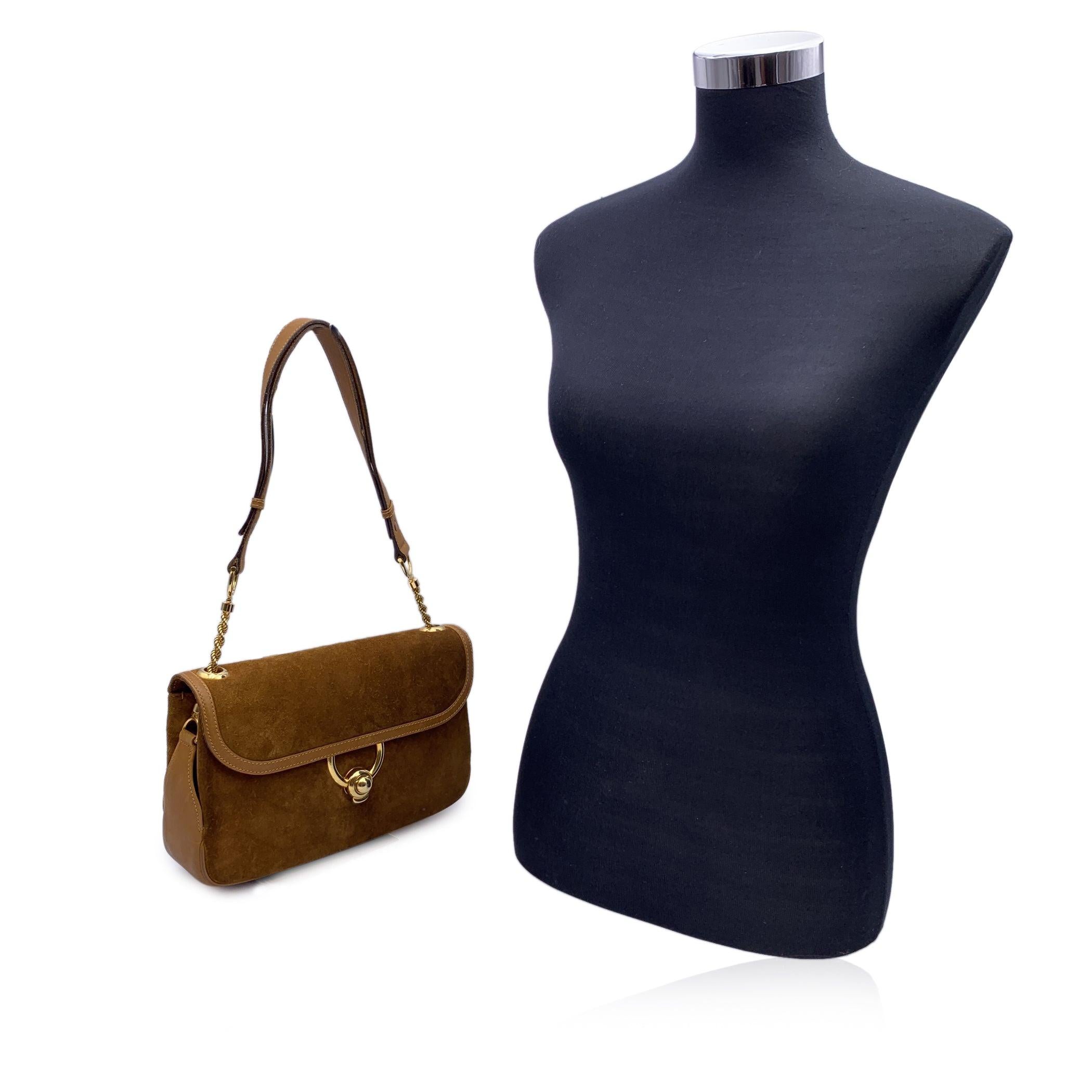 Vintage Gucci shoulder bag in light brown suede and leather. Flap closure with gold metal closure on the front. Brown leather lining. 1 side zip pocket and 1 side open pocket inside. Adjustable shoulder strap. 'GUCCI Boutique - made in Italy'