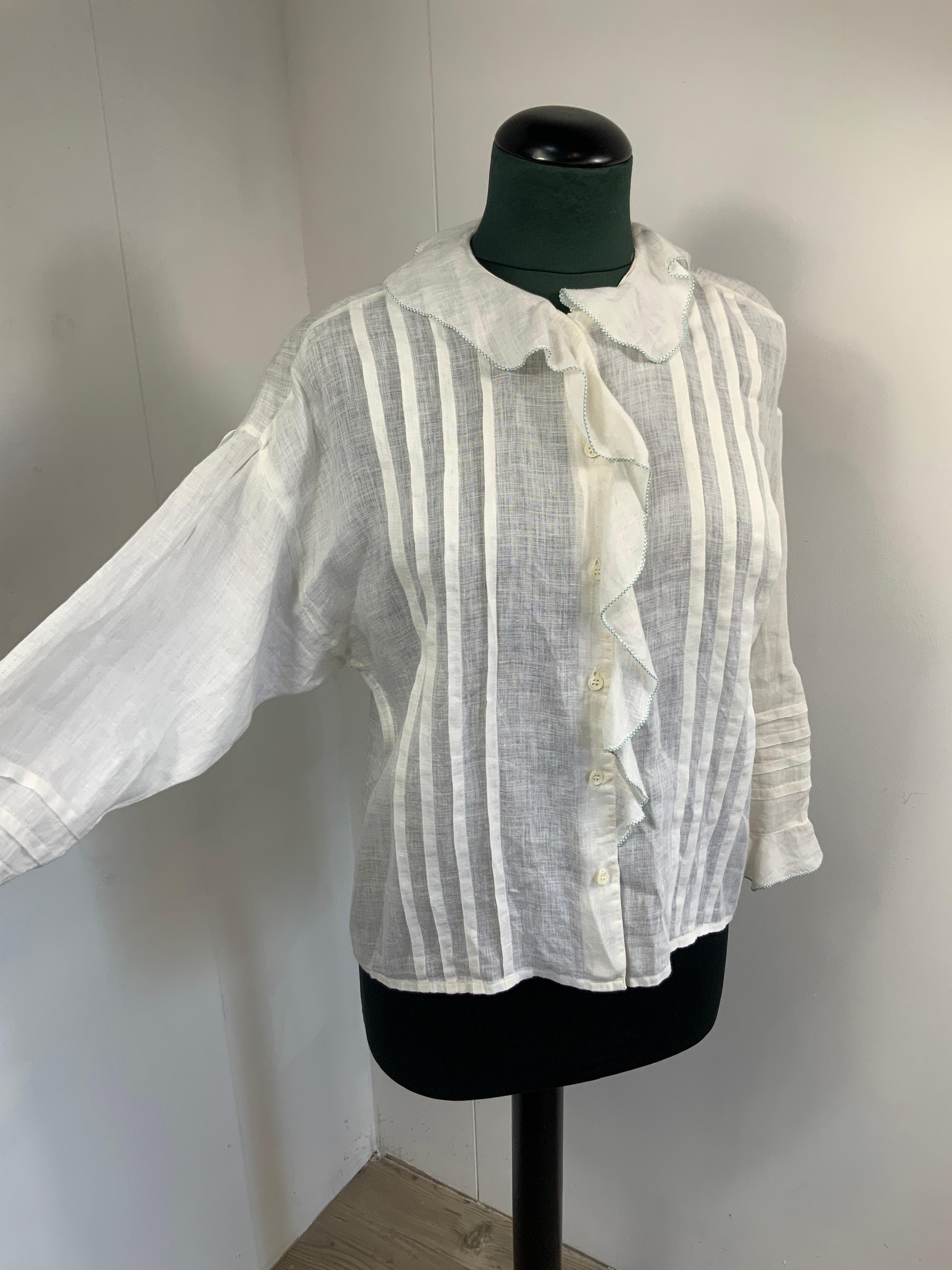 GUCCI VINTAGE LINEN SHIRT 
Vintage garment. About 60 years.
In linen. Perfect for the coming summer.
It lacks size label but dresses more sizes. 40/44 Italian.
Features low shoulder 
Shoulders 52 cm
Bust 52 cm
Length 57
Sleeve 43
Excellent general