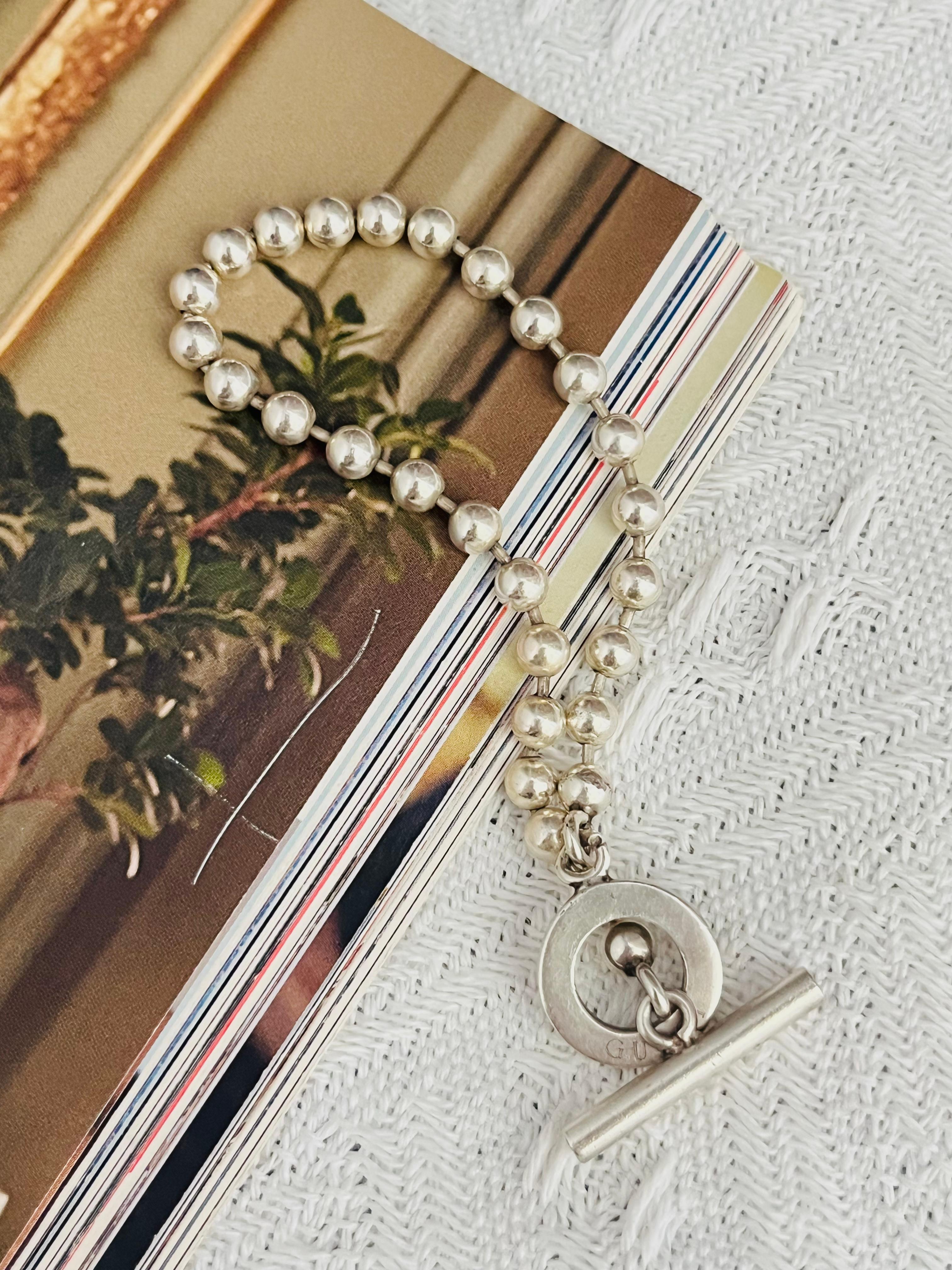 Gucci Vintage By Unisex Logo Boule Kreis Runde Kugel Dots Kette Anhänger Charm Modernist Armband, Sterling Silber, Gucci Größe 24

Sehr guter Zustand. Leichte Kratzer oder Farbverlust, am Charme signiert, aber nicht mehr sehr deutlich. 100%