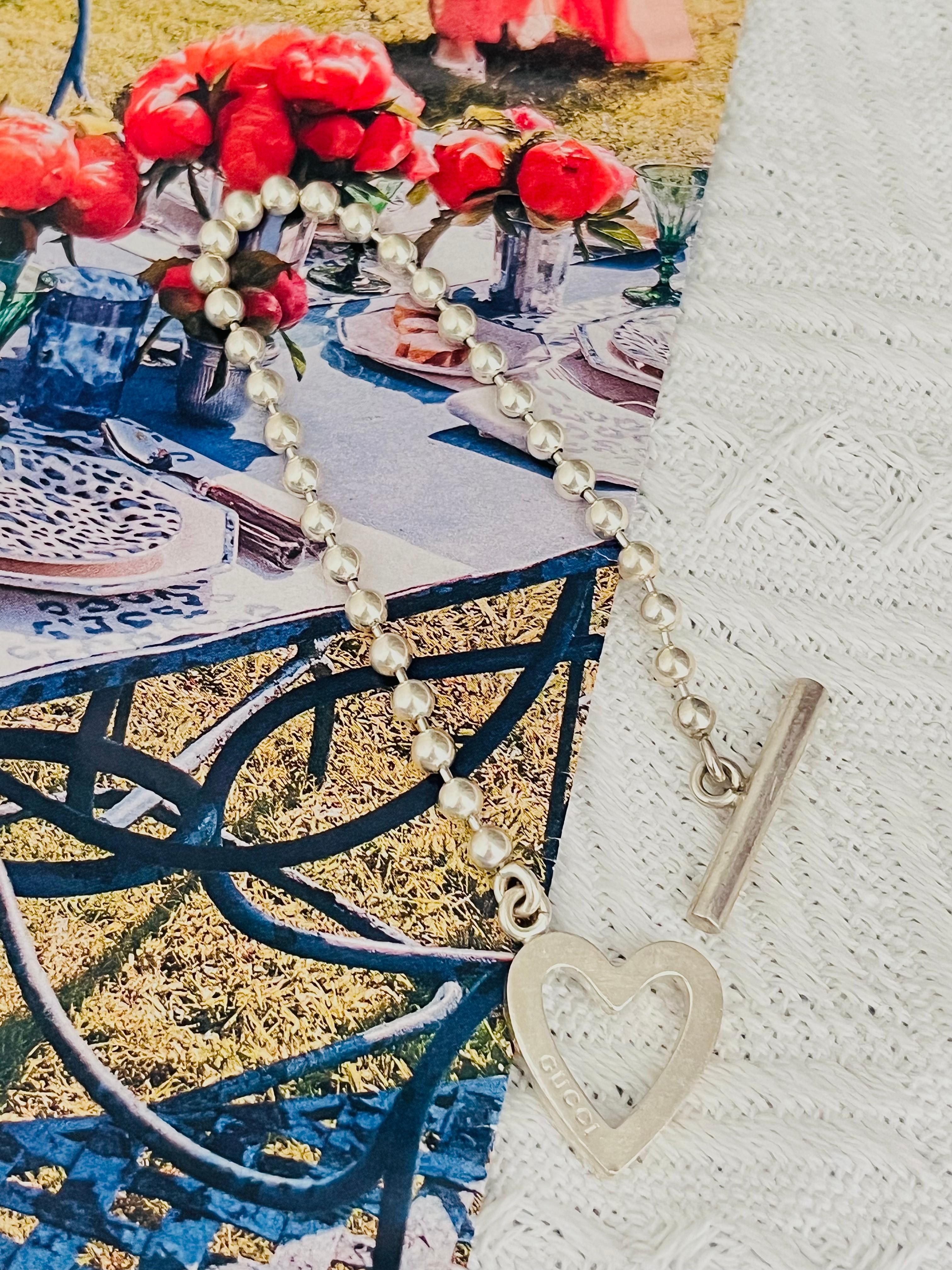 Gucci Vintage Unisex Logo Boule Heart Love Ball Dots Chain Pendant Charm Modernist Bracelet, Sterling Silver

Very good condition. Very light scratches or colour loss, barely noticeable. Signed at charm. 100% Genuine.

Material: 925 sterling