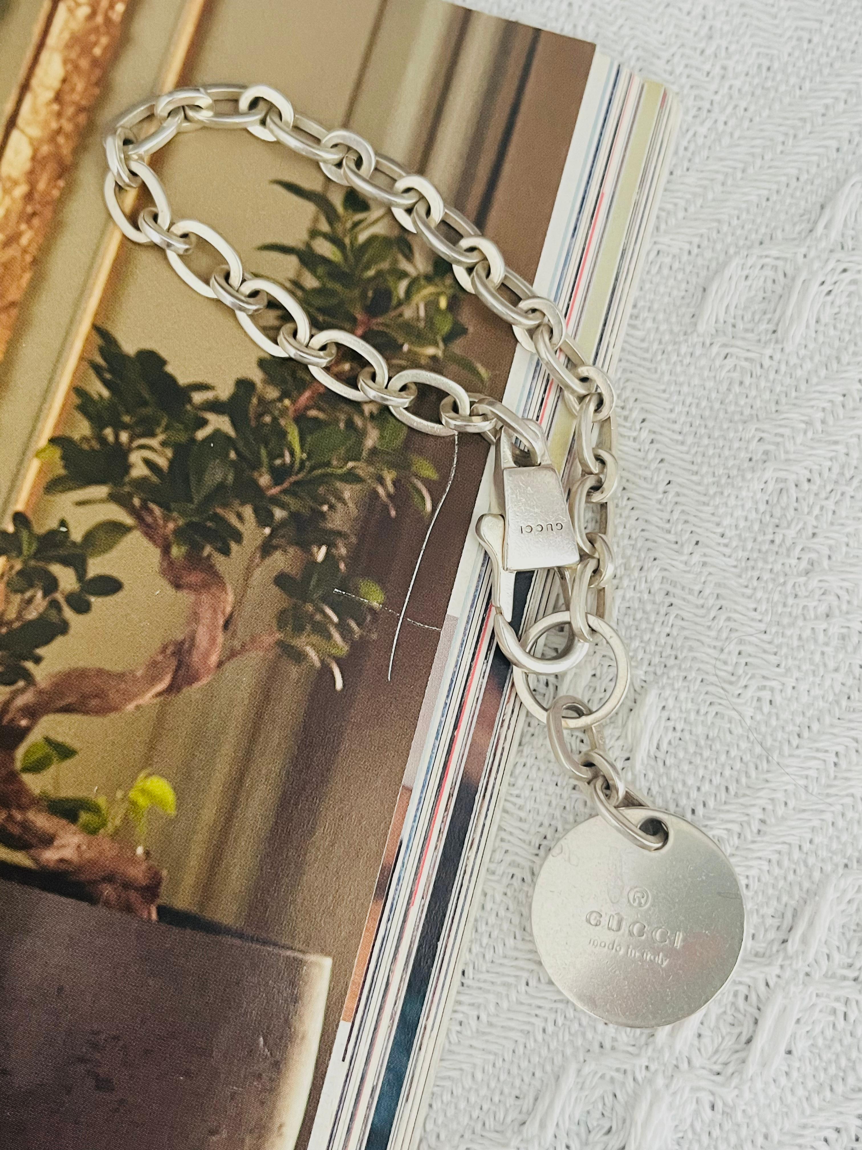 Gucci Vintage Unisex Logo Kreis Runde Charme Dog Tag Box verbunden Kette Modernist Armband, Sterling Silber

Sehr guter Zustand. Leichte Kratzer oder Farbverluste. 100% echt.

Manual Haken jetzt, aber immer noch sehr gut zu tragen. Video finden. Der