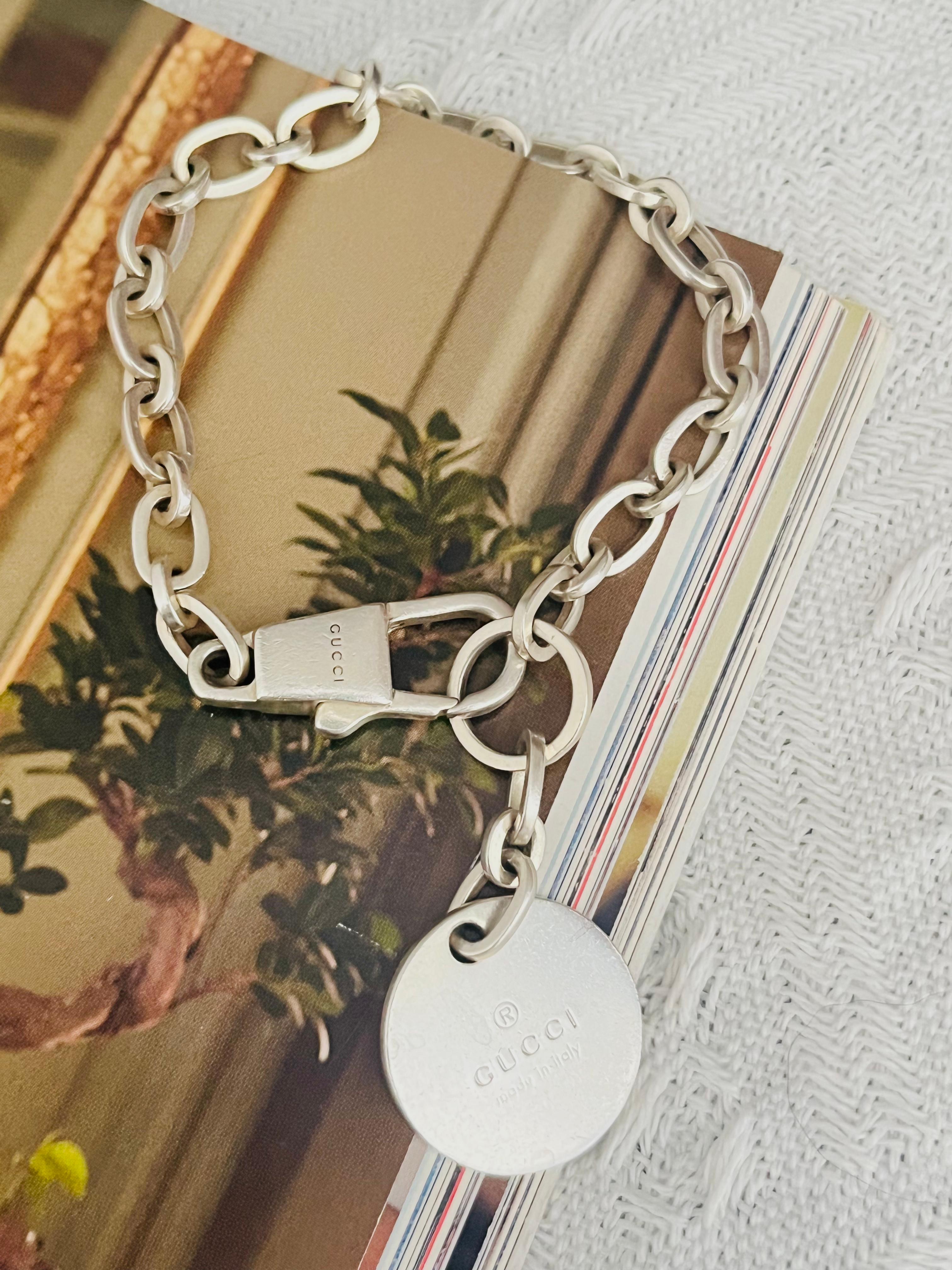 Gucci Vintage Logo Circle Charm Dog Tag Linked Chain Armband Sterling Silber (Art déco) im Angebot