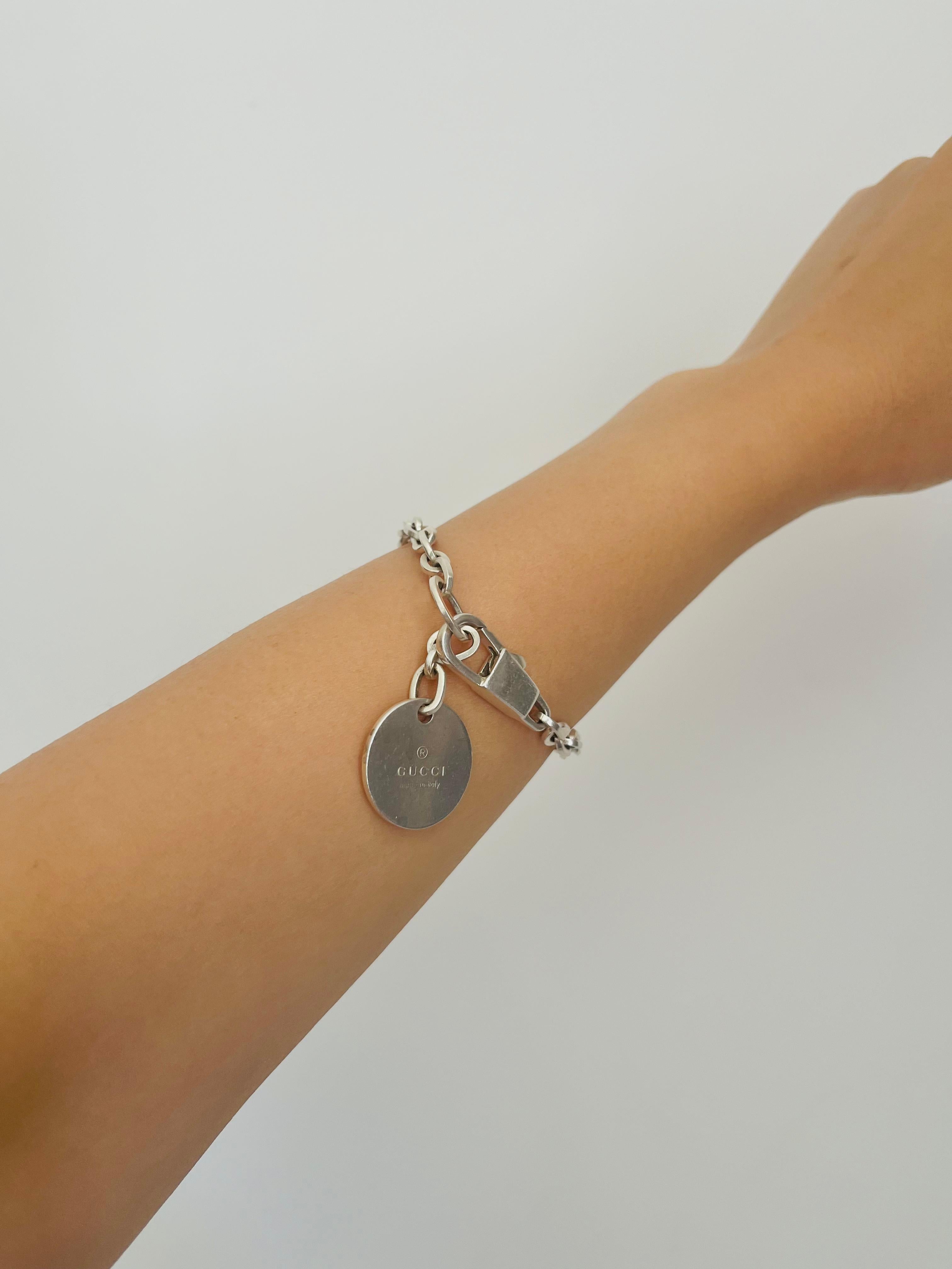 Gucci Vintage Logo Circle Charm Dog Tag Linked Chain Armband Sterling Silber für Damen oder Herren im Angebot