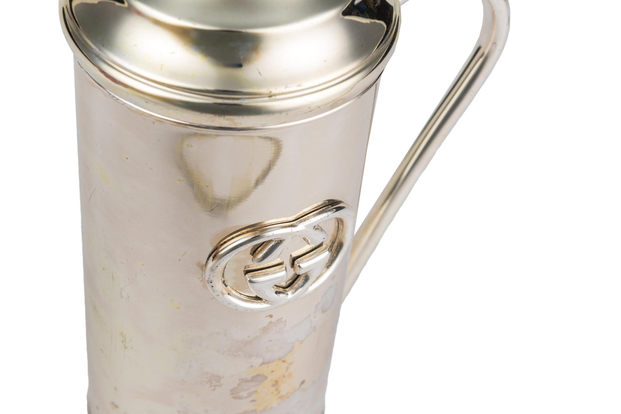Thermos isotherme en métal vintage des années 80 de Gucci, pouvant également être utilisé comme carafe. Métal argenté décoré du logo GG. Veuillez vous référer aux photos pour l'usure mineure sur le devant.