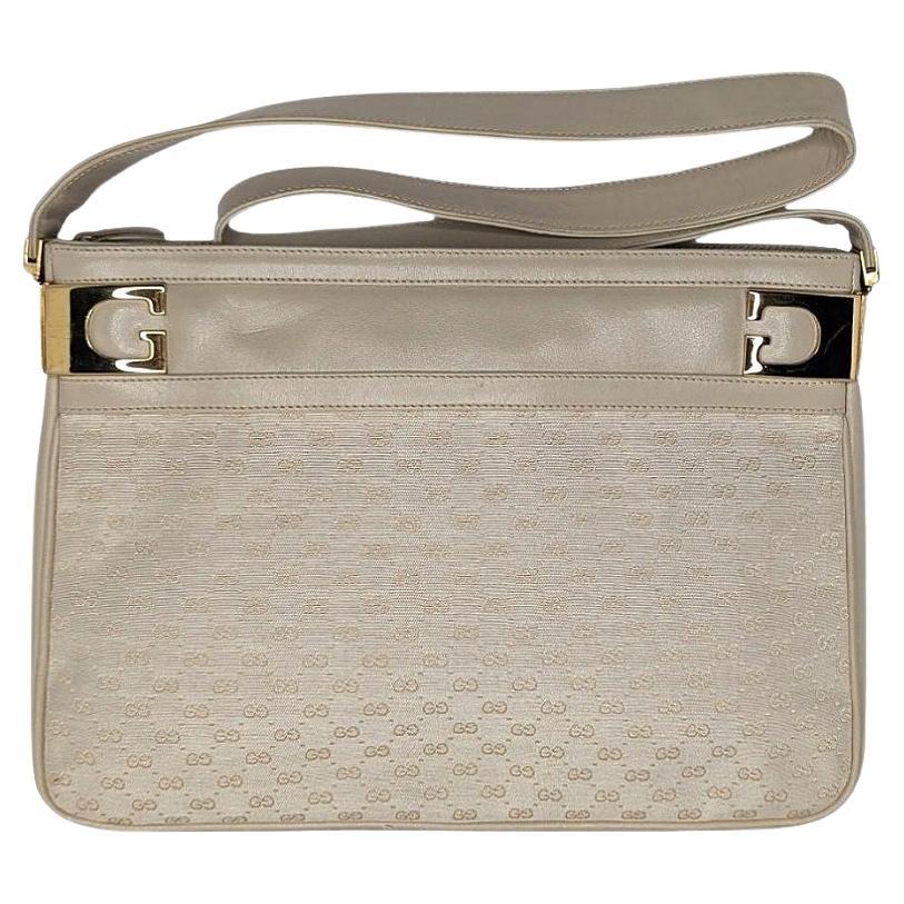Sac à bandoulière en tissu Gucci Micro GG et garniture en cuir avec quincaillerie dorée, bandoulière simple en cuir, fermeture à glissière simple sur le dessus, doublure intérieure en cuir, équipé d'une pochette à glissière et d'une pochette à