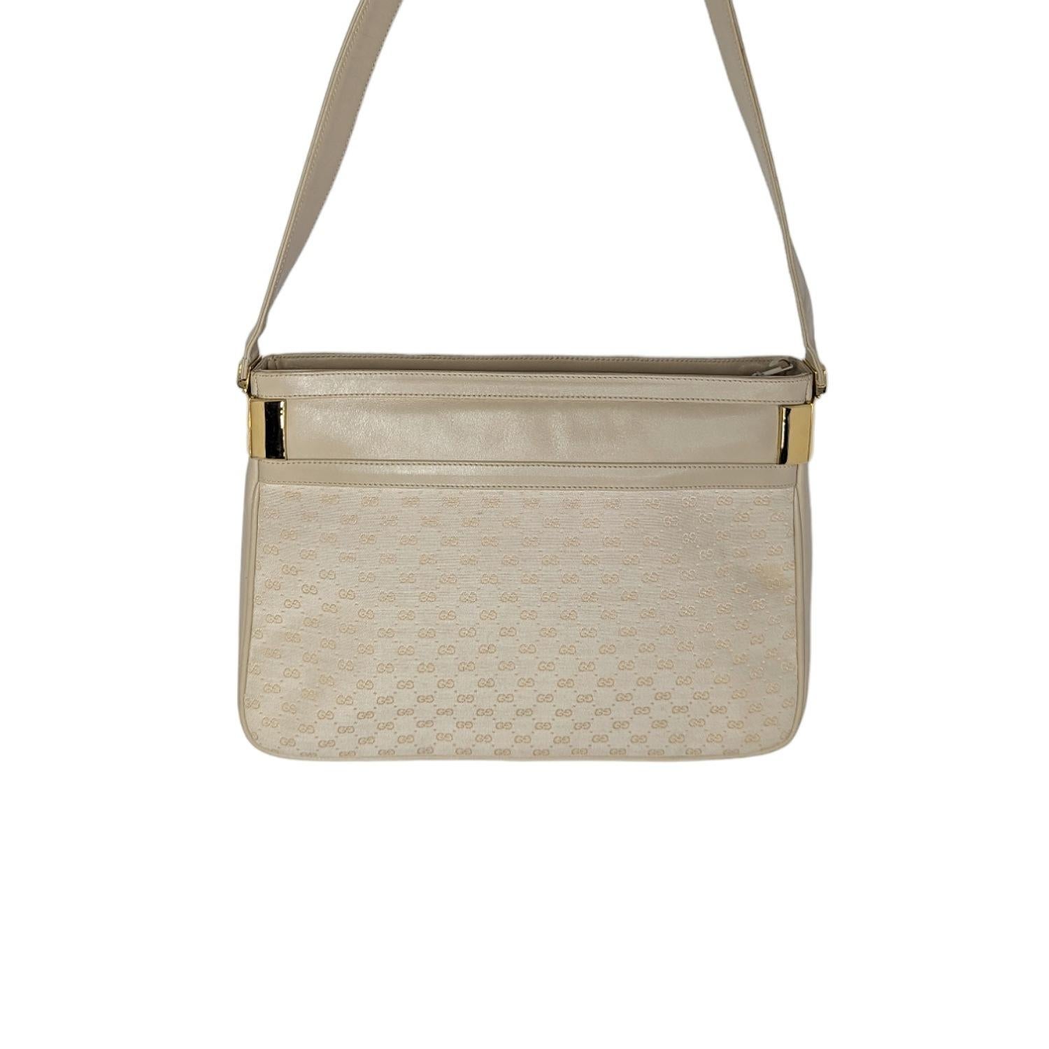 Gucci Vintage Micro GG Sac à bandoulière en tissu blanc Bon état - En vente à Scottsdale, AZ